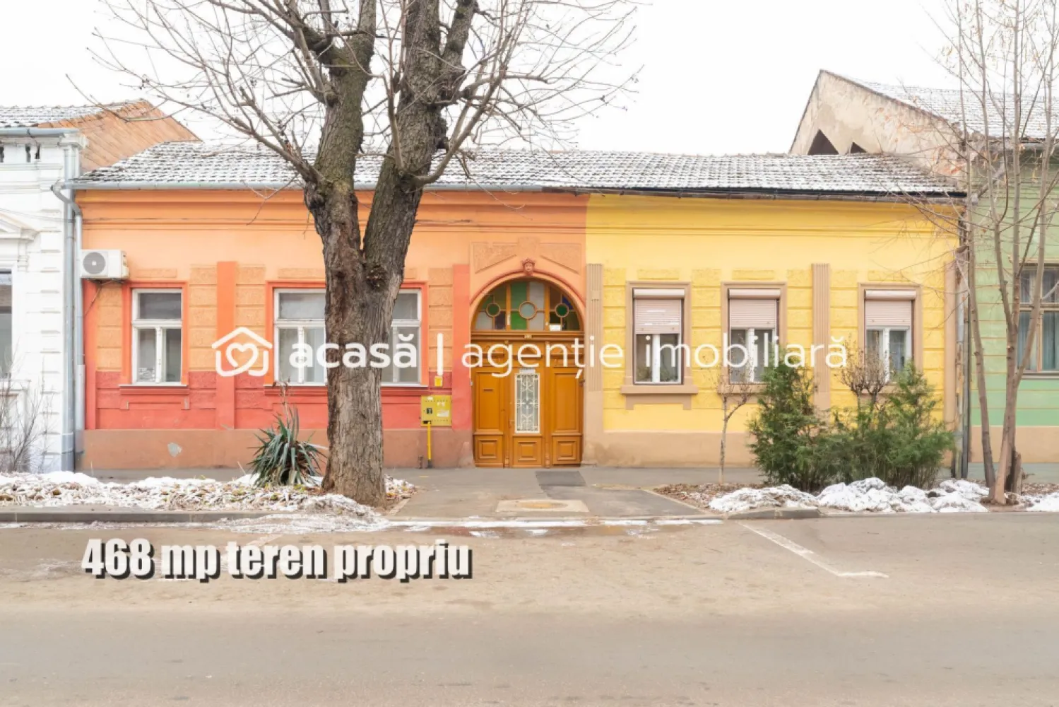 Apartament ultracentral Arad – 468 mp teren propriu, garaj, acces auto - Vă propunem spre vânzare un apartament la casă situat ultracentral, care îmbină eleganța locuirii la curte cu avantajele unei poziționări strategice. Ideal atât pentru o locuință de familie premium, cât și pentru segmentul de business (birouri, cabinet medical, sediu de firmă sau clinică). Spre deosebire de majoritatea proprietăților din zonă, aici beneficiați de un spațiu exterior generos și clar definit: 468 mp teren în proprietate exclusivă (proprietate personală), plus cota de 261/409 mp din terenul comun. Un singur vecin în curte, ceea ce garantează o intimitate sporită și o gestionare facilă a spațiului. Proprietatea dispune de 4 camere dispuse în două corpuri de clădire separate. Această structură oferă o flexibilitate excelentă: puteți locui într-un corp, în timp ce celălalt servește drept spațiu de activitate profesională, fără a amesteca fluxurile de acces. Localizare: Ultracentral, Arad (acces rapid instituții, școli, restaurante). Acces auto & garaj: facilitate extrem de rară în zona zero a orașului. Toate utilitățile incluse, gata pentru utilizare imediată. Această proprietate reprezintă o investiție sigură, valoarea terenului de aproape 500 mp în zona ultracentrală fiind într-o creștere constantă. Preț listare negociabil: 198.000 € | COMISION 0% 📞 Pentru detalii suplimentare și programarea unei vizionări: Sebastian Nica – 0722 252 639 Servicii suplimentare gratuite: Finanțare: nu ai toată suma? Îți obținem gratuit oferte de la 16 bănci partenere pentru a alege cel mai bun credit. Evaluare: vrei să știi cât valorează proprietatea ta actuală în piața de azi? Sună-mă pentru o evaluare profesionistă, fără obligații. Birou: ACASĂ | Agenție imobiliară Arad Bulevardul Decebal 2, Arad 310133 }}
