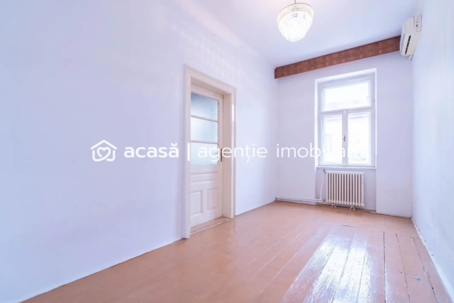 Apartament ultracentral Arad – 468 mp teren propriu, garaj, acces auto - Vă propunem spre vânzare un apartament la casă situat ultracentral, care îmbină eleganța locuirii la curte cu avantajele unei poziționări strategice. Ideal atât pentru o locuință de familie premium, cât și pentru segmentul de business (birouri, cabinet medical, sediu de firmă sau clinică). Spre deosebire de majoritatea proprietăților din zonă, aici beneficiați de un spațiu exterior generos și clar definit: 468 mp teren în proprietate exclusivă (proprietate personală), plus cota de 261/409 mp din terenul comun. Un singur vecin în curte, ceea ce garantează o intimitate sporită și o gestionare facilă a spațiului. Proprietatea dispune de 4 camere dispuse în două corpuri de clădire separate. Această structură oferă o flexibilitate excelentă: puteți locui într-un corp, în timp ce celălalt servește drept spațiu de activitate profesională, fără a amesteca fluxurile de acces. Localizare: Ultracentral, Arad (acces rapid instituții, școli, restaurante). Acces auto & garaj: facilitate extrem de rară în zona zero a orașului. Toate utilitățile incluse, gata pentru utilizare imediată. Această proprietate reprezintă o investiție sigură, valoarea terenului de aproape 500 mp în zona ultracentrală fiind într-o creștere constantă. Preț listare negociabil: 198.000 € | COMISION 0% 📞 Pentru detalii suplimentare și programarea unei vizionări: Sebastian Nica – 0722 252 639 Servicii suplimentare gratuite: Finanțare: nu ai toată suma? Îți obținem gratuit oferte de la 16 bănci partenere pentru a alege cel mai bun credit. Evaluare: vrei să știi cât valorează proprietatea ta actuală în piața de azi? Sună-mă pentru o evaluare profesionistă, fără obligații. Birou: ACASĂ | Agenție imobiliară Arad Bulevardul Decebal 2, Arad 310133 }}