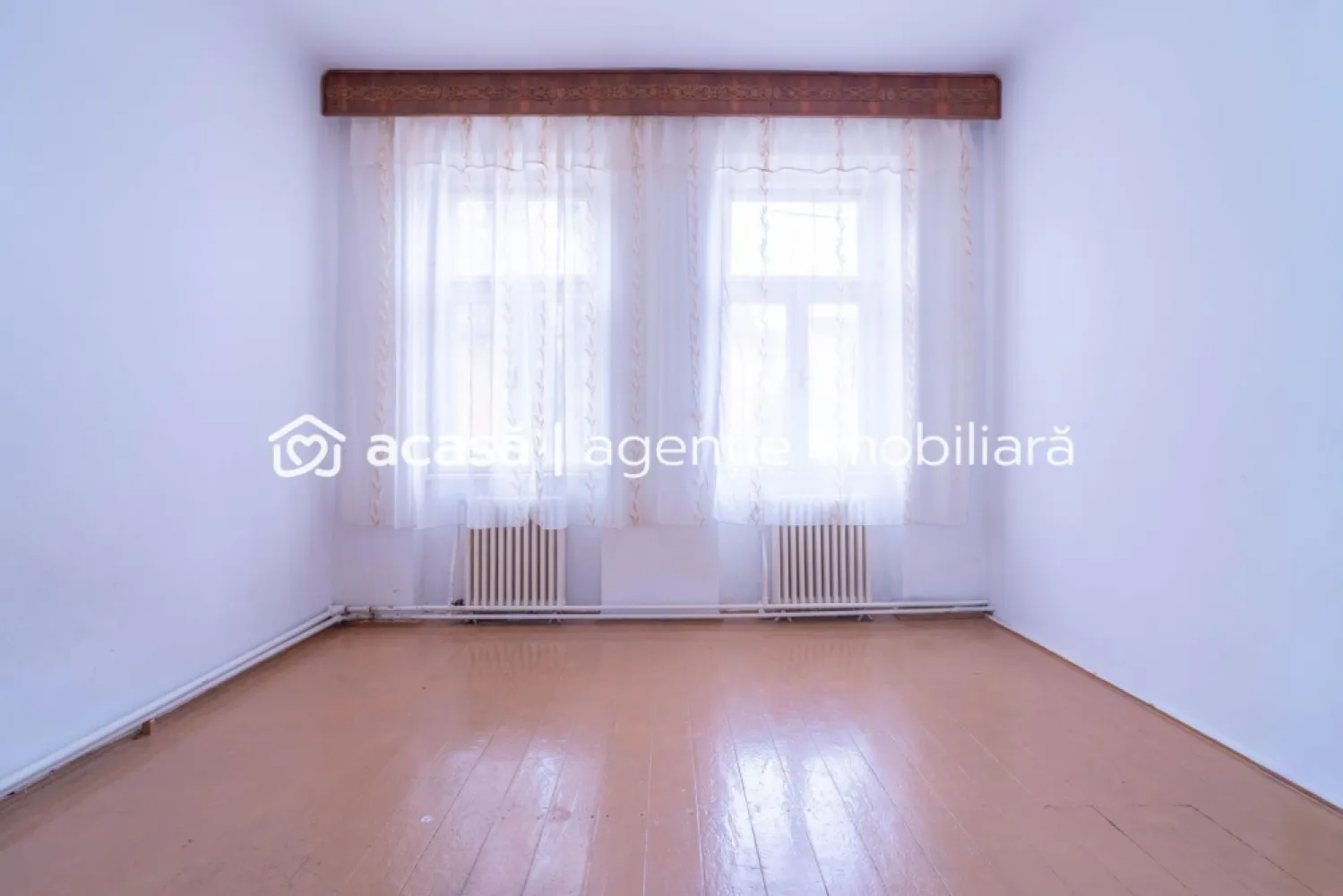 Apartament ultracentral Arad – 468 mp teren propriu, garaj, acces auto - Vă propunem spre vânzare un apartament la casă situat ultracentral, care îmbină eleganța locuirii la curte cu avantajele unei poziționări strategice. Ideal atât pentru o locuință de familie premium, cât și pentru segmentul de business (birouri, cabinet medical, sediu de firmă sau clinică). Spre deosebire de majoritatea proprietăților din zonă, aici beneficiați de un spațiu exterior generos și clar definit: 468 mp teren în proprietate exclusivă (proprietate personală), plus cota de 261/409 mp din terenul comun. Un singur vecin în curte, ceea ce garantează o intimitate sporită și o gestionare facilă a spațiului. Proprietatea dispune de 4 camere dispuse în două corpuri de clădire separate. Această structură oferă o flexibilitate excelentă: puteți locui într-un corp, în timp ce celălalt servește drept spațiu de activitate profesională, fără a amesteca fluxurile de acces. Localizare: Ultracentral, Arad (acces rapid instituții, școli, restaurante). Acces auto & garaj: facilitate extrem de rară în zona zero a orașului. Toate utilitățile incluse, gata pentru utilizare imediată. Această proprietate reprezintă o investiție sigură, valoarea terenului de aproape 500 mp în zona ultracentrală fiind într-o creștere constantă. Preț listare negociabil: 198.000 € | COMISION 0% 📞 Pentru detalii suplimentare și programarea unei vizionări: Sebastian Nica – 0722 252 639 Servicii suplimentare gratuite: Finanțare: nu ai toată suma? Îți obținem gratuit oferte de la 16 bănci partenere pentru a alege cel mai bun credit. Evaluare: vrei să știi cât valorează proprietatea ta actuală în piața de azi? Sună-mă pentru o evaluare profesionistă, fără obligații. Birou: ACASĂ | Agenție imobiliară Arad Bulevardul Decebal 2, Arad 310133 }}