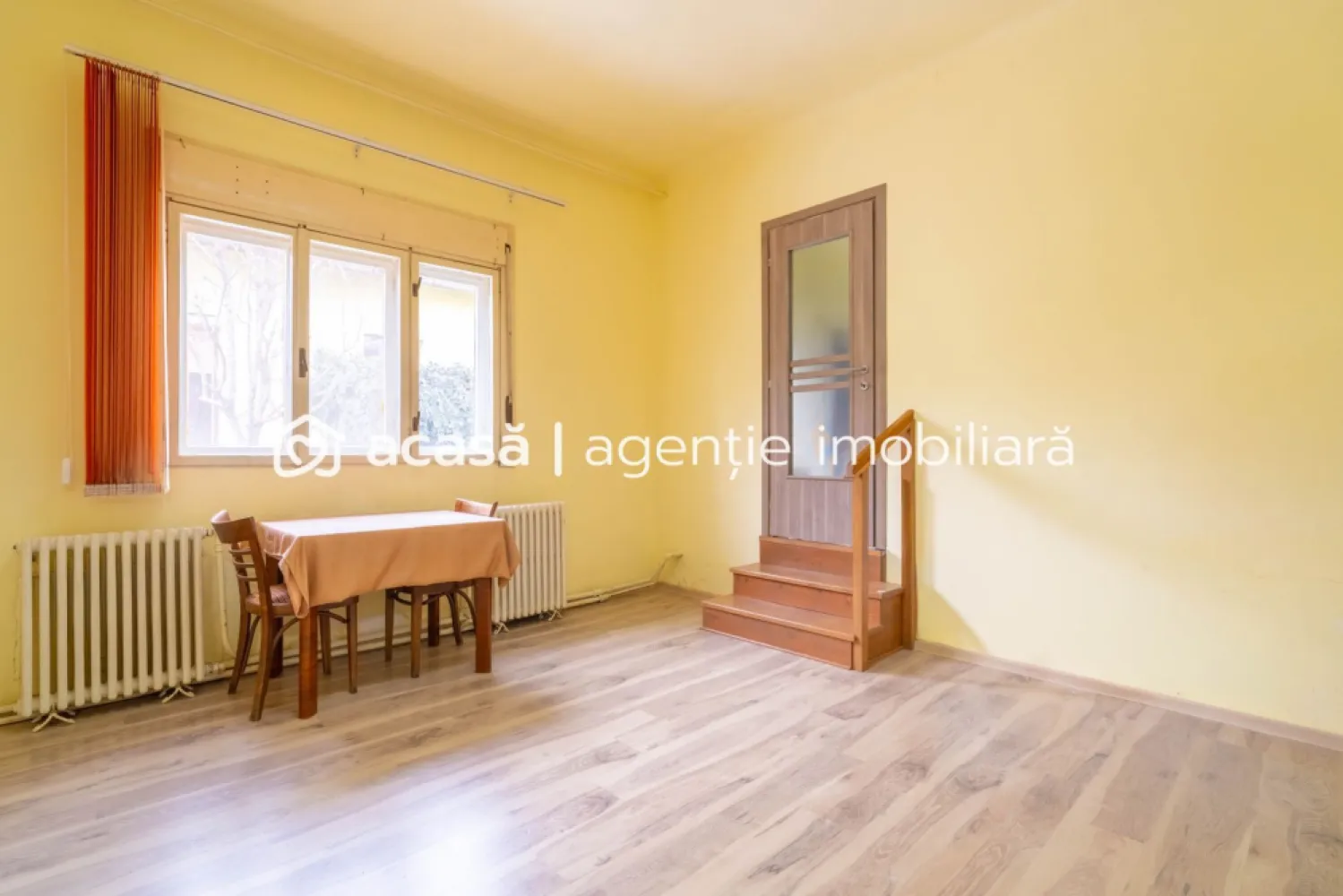 Apartament ultracentral Arad – 468 mp teren propriu, garaj, acces auto - Vă propunem spre vânzare un apartament la casă situat ultracentral, care îmbină eleganța locuirii la curte cu avantajele unei poziționări strategice. Ideal atât pentru o locuință de familie premium, cât și pentru segmentul de business (birouri, cabinet medical, sediu de firmă sau clinică). Spre deosebire de majoritatea proprietăților din zonă, aici beneficiați de un spațiu exterior generos și clar definit: 468 mp teren în proprietate exclusivă (proprietate personală), plus cota de 261/409 mp din terenul comun. Un singur vecin în curte, ceea ce garantează o intimitate sporită și o gestionare facilă a spațiului. Proprietatea dispune de 4 camere dispuse în două corpuri de clădire separate. Această structură oferă o flexibilitate excelentă: puteți locui într-un corp, în timp ce celălalt servește drept spațiu de activitate profesională, fără a amesteca fluxurile de acces. Localizare: Ultracentral, Arad (acces rapid instituții, școli, restaurante). Acces auto & garaj: facilitate extrem de rară în zona zero a orașului. Toate utilitățile incluse, gata pentru utilizare imediată. Această proprietate reprezintă o investiție sigură, valoarea terenului de aproape 500 mp în zona ultracentrală fiind într-o creștere constantă. Preț listare negociabil: 198.000 € | COMISION 0% 📞 Pentru detalii suplimentare și programarea unei vizionări: Sebastian Nica – 0722 252 639 Servicii suplimentare gratuite: Finanțare: nu ai toată suma? Îți obținem gratuit oferte de la 16 bănci partenere pentru a alege cel mai bun credit. Evaluare: vrei să știi cât valorează proprietatea ta actuală în piața de azi? Sună-mă pentru o evaluare profesionistă, fără obligații. Birou: ACASĂ | Agenție imobiliară Arad Bulevardul Decebal 2, Arad 310133 }}