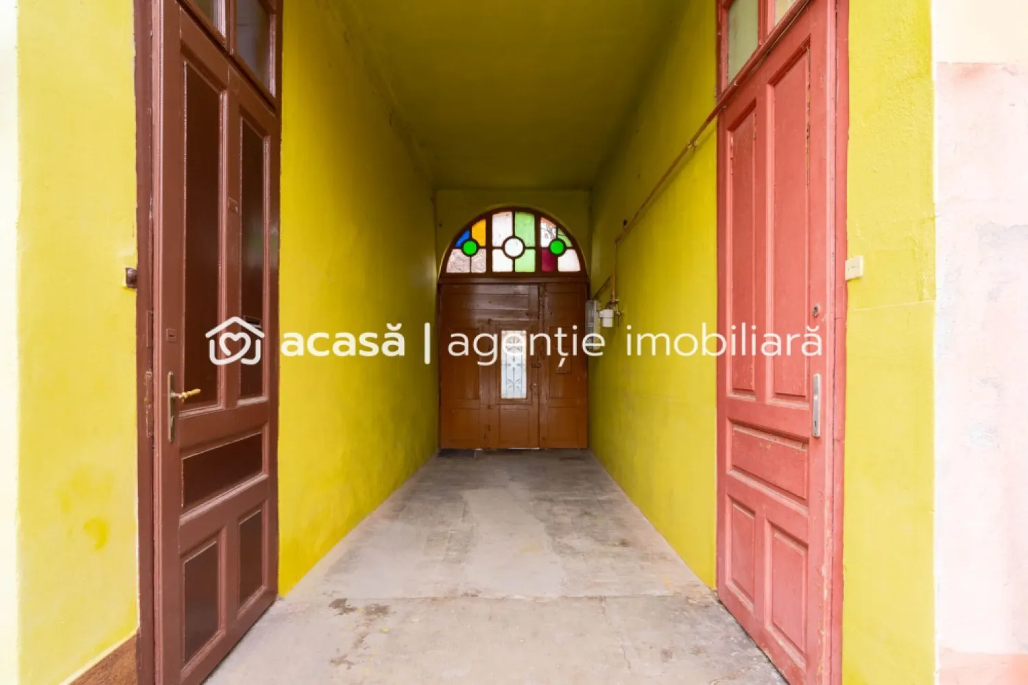 Apartament ultracentral Arad – 468 mp teren propriu, garaj, acces auto - Vă propunem spre vânzare un apartament la casă situat ultracentral, care îmbină eleganța locuirii la curte cu avantajele unei poziționări strategice. Ideal atât pentru o locuință de familie premium, cât și pentru segmentul de business (birouri, cabinet medical, sediu de firmă sau clinică). Spre deosebire de majoritatea proprietăților din zonă, aici beneficiați de un spațiu exterior generos și clar definit: 468 mp teren în proprietate exclusivă (proprietate personală), plus cota de 261/409 mp din terenul comun. Un singur vecin în curte, ceea ce garantează o intimitate sporită și o gestionare facilă a spațiului. Proprietatea dispune de 4 camere dispuse în două corpuri de clădire separate. Această structură oferă o flexibilitate excelentă: puteți locui într-un corp, în timp ce celălalt servește drept spațiu de activitate profesională, fără a amesteca fluxurile de acces. Localizare: Ultracentral, Arad (acces rapid instituții, școli, restaurante). Acces auto & garaj: facilitate extrem de rară în zona zero a orașului. Toate utilitățile incluse, gata pentru utilizare imediată. Această proprietate reprezintă o investiție sigură, valoarea terenului de aproape 500 mp în zona ultracentrală fiind într-o creștere constantă. Preț listare negociabil: 198.000 € | COMISION 0% 📞 Pentru detalii suplimentare și programarea unei vizionări: Sebastian Nica – 0722 252 639 Servicii suplimentare gratuite: Finanțare: nu ai toată suma? Îți obținem gratuit oferte de la 16 bănci partenere pentru a alege cel mai bun credit. Evaluare: vrei să știi cât valorează proprietatea ta actuală în piața de azi? Sună-mă pentru o evaluare profesionistă, fără obligații. Birou: ACASĂ | Agenție imobiliară Arad Bulevardul Decebal 2, Arad 310133 }}