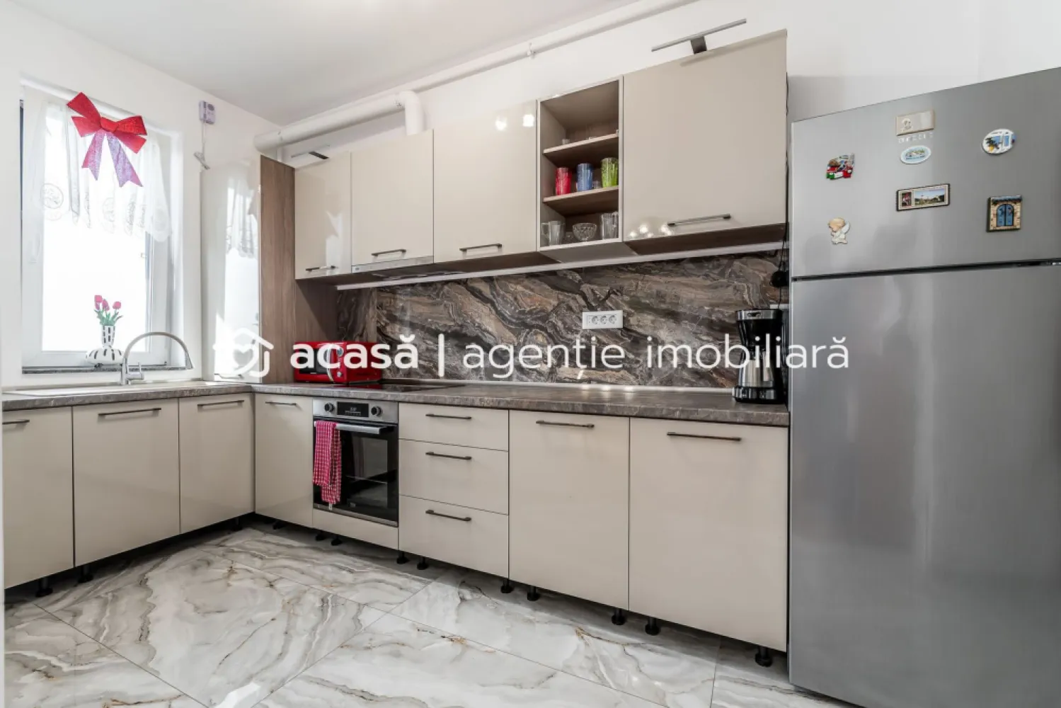 Apartament premium 3 camere | Westfield Arad | Spațiu generos - Comision 0% Vă propunem spre vânzare un apartament deosebit, situat în cartierul Westfield din Arad, într-un bloc nou construit în 2022, ideal pentru cei care caută confort, calitate și spațiu peste medie. Cu o suprafață utilă de 76 mp și un balcon impresionant de 12 mp, această proprietate oferă un stil de viață modern, aerisit și elegant. Apartamentul este compartimentat eficient și cuprinde hol de intrare, living spațios, bucătărie, 2 dormitoare și 2 băi, fiind excelent pentru o familie. Beneficiază de finisaje premium atent alese, parchet din lemn masiv, încălzire în pardoseală și centrală proprie pe gaz, oferind un nivel ridicat de confort. Situat la etajul 2, imobilul dispune și de loc de parcare inclus. 💥 Cel mai mare atu al acestei proprietăți este prețul extrem de competitiv, fiind greu de găsit o ofertă similară ca suprafață, calitate și finisaje în orice alt complex rezidențial din Arad. 📞 Pentru detalii și programarea unei vizionări: Blaga Flavius – 0754467525 Consultant imobiliar acreditat APAIR (Asociația Profesională a Agenților Imobiliari din România) Nu dispui de toată suma? Te ajutăm noi gratuit! Îți obținem oferte de la 16 bănci. Ai o proprietate de vânzare în Arad și vrei să știi cât valorează cu adevărat? Birou: ACASĂ | Agenție imobiliară Arad Adresă: Bulevardul Decebal 2, Arad 310133 }}