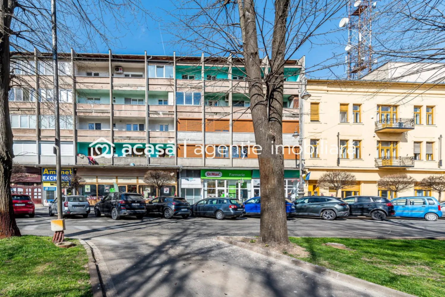 Apartament 2 camere Ultracentral – Bvd Revoluției, Etaj 1 - COMISION 0 - Vă propun spre vânzare un apartament cu 2 camere, situat într-una dintre cele mai căutate zone ale orașului – Ultracentral, pe Bulevardul Revoluției din Arad. Imobilul este amplasat la etajul 1 din 4, având o suprafață utilă de 46 mp și o compartimentare semidecomandată. Este alcătuit din: - sufragerie luminoasă cu ieșire pe balcon - dormitor - bucătărie - baie cu geam - 2 holuri Apartamentul dispune de geamuri termopan, un aparat de aer condiționat, iar încălzirea se realizează prin sistemul de termoficare al orașului, existând și posibilitatea montării unei centrale termice pe gaz. Avantaje principale: - locație ultracentrală, ideală atât pentru locuit, cât și pentru investiție - etaj intermediar (1/4), ușor accesibil Pentru mai multe detalii sau pentru a programa o vizionare, vă stau la dispoziție: 0755 274 519 - Daniel Hord – Consultant imobiliar Nu dispui de toată suma? Te ajutăm noi gratuit! Îți obținem oferte de la 16 bănci. Ai o proprietate de vânzare în Arad și vrei să știi cât valorează cu adevărat? Sună-mă pentru o evaluare gratuită, fără obligații. Birou: ACASĂ | Agenție imobiliară Arad Bulevardul Decebal 2, Arad 310133 }}