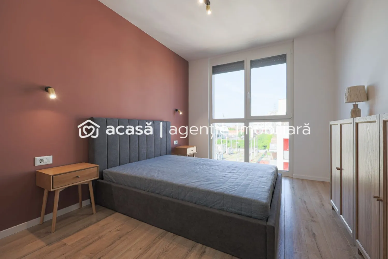 Unic pe piata Apartament ARED cu 3 camere si 2 bai la cheie Comision 0 - Comision 0 Vă propun spre vânzare singurul apartament cu 3 camere și 2 băi, complet finisat la cheie și disponibil cu predare imediată în cadrul complexului rezidențial ARED – o oportunitate rară pentru cei care își doresc o locuință modernă, fără timp de așteptare. Situat la etajul 5, apartamentul a fost predat catre proprietar anul trecut si oferă 63 mp utili, fiind compartimentat eficient pentru confortul unei familii sau pentru o investiție sigură. Compartimentare Living spațios cu bucătărie open-space 2 dormitoare 2 băi Balcon de 6 mp cu vedere panoramică superbă Avantaje Predare imediată Complet finisat, mobilat și utilat – la cheie Loc de parcare privat inclus Spații luminoase și compartimentare modernă Apartamentul este ideal pentru cei care își doresc confort, poziționare într-un complex modern și posibilitatea de a se muta imediat, fără alte investiții sau lucrări suplimentare. 📞 Pentru detalii și programarea unei vizionări: Blaga Flavius – 0754467525 Consultant imobiliar acreditat APAIR (Asociația Profesională a Agenților Imobiliari din România) Nu dispui de toată suma? Te ajutăm noi gratuit! Îți obținem oferte de la 16 bănci. Ai o proprietate de vânzare în Arad și vrei să știi cât valorează cu adevărat? Birou: ACASĂ | Agenție imobiliară Arad Adresă: Bulevardul Decebal 2, Arad 310133 }}