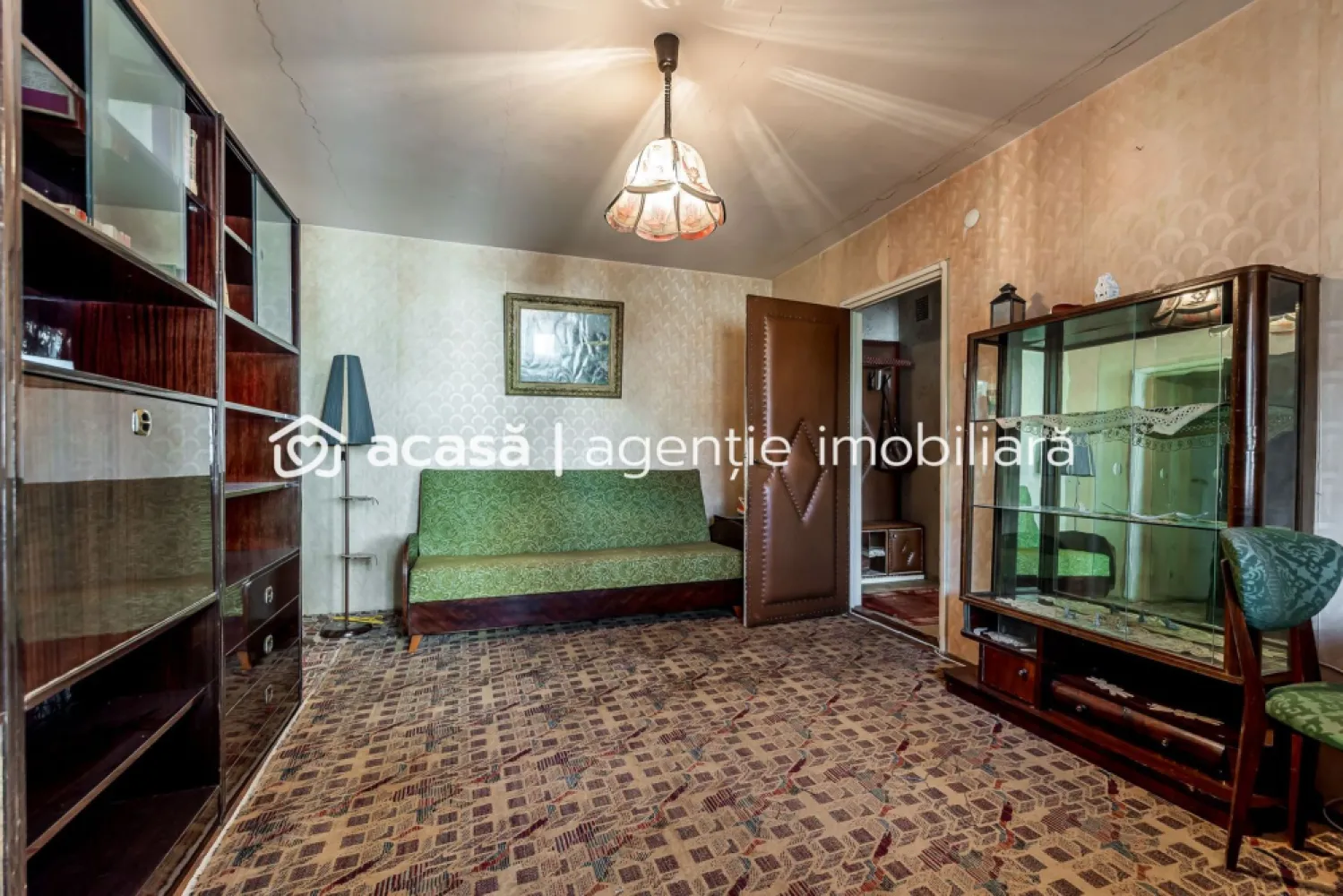 Apartament 2 camere Ultracentral – Bvd Revoluției, Etaj 1 - COMISION 0 - Vă propun spre vânzare un apartament cu 2 camere, situat într-una dintre cele mai căutate zone ale orașului – Ultracentral, pe Bulevardul Revoluției din Arad. Imobilul este amplasat la etajul 1 din 4, având o suprafață utilă de 46 mp și o compartimentare semidecomandată. Este alcătuit din: - sufragerie luminoasă cu ieșire pe balcon - dormitor - bucătărie - baie cu geam - 2 holuri Apartamentul dispune de geamuri termopan, un aparat de aer condiționat, iar încălzirea se realizează prin sistemul de termoficare al orașului, existând și posibilitatea montării unei centrale termice pe gaz. Avantaje principale: - locație ultracentrală, ideală atât pentru locuit, cât și pentru investiție - etaj intermediar (1/4), ușor accesibil Pentru mai multe detalii sau pentru a programa o vizionare, vă stau la dispoziție: 0755 274 519 - Daniel Hord – Consultant imobiliar Nu dispui de toată suma? Te ajutăm noi gratuit! Îți obținem oferte de la 16 bănci. Ai o proprietate de vânzare în Arad și vrei să știi cât valorează cu adevărat? Sună-mă pentru o evaluare gratuită, fără obligații. Birou: ACASĂ | Agenție imobiliară Arad Bulevardul Decebal 2, Arad 310133 }}