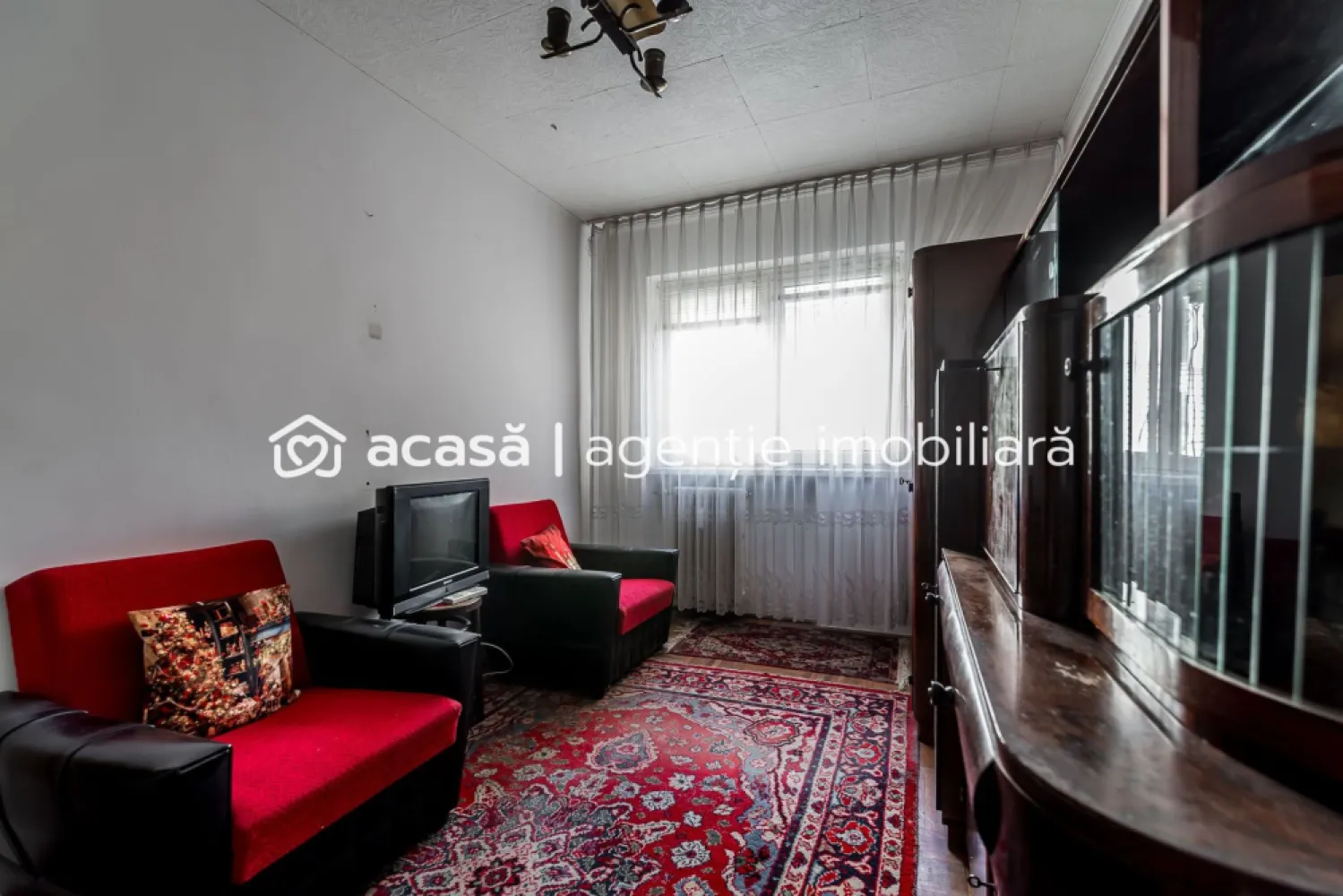 Apartament 2 camere Ultracentral – Bvd Revoluției, Etaj 1 - COMISION 0 - Vă propun spre vânzare un apartament cu 2 camere, situat într-una dintre cele mai căutate zone ale orașului – Ultracentral, pe Bulevardul Revoluției din Arad. Imobilul este amplasat la etajul 1 din 4, având o suprafață utilă de 46 mp și o compartimentare semidecomandată. Este alcătuit din: - sufragerie luminoasă cu ieșire pe balcon - dormitor - bucătărie - baie cu geam - 2 holuri Apartamentul dispune de geamuri termopan, un aparat de aer condiționat, iar încălzirea se realizează prin sistemul de termoficare al orașului, existând și posibilitatea montării unei centrale termice pe gaz. Avantaje principale: - locație ultracentrală, ideală atât pentru locuit, cât și pentru investiție - etaj intermediar (1/4), ușor accesibil Pentru mai multe detalii sau pentru a programa o vizionare, vă stau la dispoziție: 0755 274 519 - Daniel Hord – Consultant imobiliar Nu dispui de toată suma? Te ajutăm noi gratuit! Îți obținem oferte de la 16 bănci. Ai o proprietate de vânzare în Arad și vrei să știi cât valorează cu adevărat? Sună-mă pentru o evaluare gratuită, fără obligații. Birou: ACASĂ | Agenție imobiliară Arad Bulevardul Decebal 2, Arad 310133 }}
