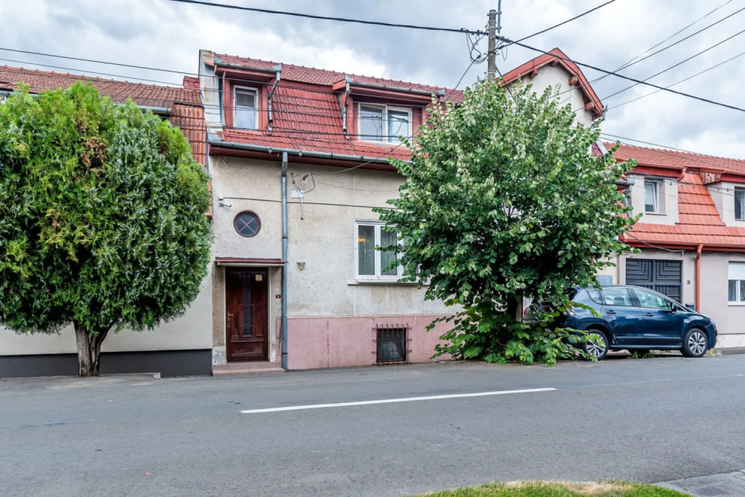 Casa Solida cu Mansarda in Zona Excelenta Parneava - Îți dorești un cămin care să îmbine confortul cu eleganța? Te invităm să descoperi această proprietate deosebită, situată pe strada Clujului, în inima zonei Parneava, comision 0% de la cumpărător!

Detalii Proprietate:

Tip: Casă solidă din cărămidă, cu pivniță, parter și mansardă
An construcție: 1997
Suprafață construită: 300 mp, amprenta la sol 135 mp
Suprafață teren: 367 mp
Camere: 5 camere spațioase, luminoase și aerisite
Băi: 3
Bucătărie: Spațioasă, deschisă către living 
cu acces direct la terasa din curtea proprie – ideală pentru momente de relaxare și petrecere a timpului în aer liber.
Dressing plus multiple camere depozitare
Pivniță: Uscată, cu 3 camere, perfectă pentru depozitare sau ca spațiu de hobby.
Încălzire: Centrală proprie pe gaz
Confort: Aer condiționat pentru zilele călduroase
Această casă oferă un spațiu generos, perfect pentru o familie care își dorește să se bucure de confort și intimitate. Zona Parneava este cunoscută pentru liniștea sa și accesibilitatea la facilități, școli și parcuri.

Preț listare 223000 euro negociabil.

Nu rata ocazia de a transforma această casă în căminul tău! Contactează-mă pentru mai multe detalii sau pentru a programa o vizionare la 0724694458 Dorel Vereș consultant imobiliar Acasă Arad. 

Fiecare zi este o nouă oportunitate de a face un pas spre visul tău! 
✨ Nu dispui de toată suma? Te ajutăm noi gratuit! Îți obținem oferte de la 16 bănci.

Ai o proprietate de vânzare în Arad și vrei să știi cât valorează cu adevărat?

Sună-mă pentru o evaluare gratuită, fără obligații.

Birou: ACASĂ | Agenție imobiliară Arad

Bulevardul Decebal 2, Arad 310133