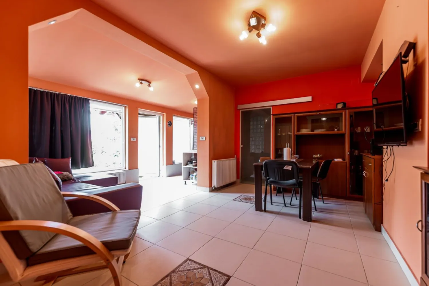 Casa Solida cu Mansarda in Zona Excelenta Parneava - Îți dorești un cămin care să îmbine confortul cu eleganța? Te invităm să descoperi această proprietate deosebită, situată pe strada Clujului, în inima zonei Parneava, comision 0% de la cumpărător!

Detalii Proprietate:

Tip: Casă solidă din cărămidă, cu pivniță, parter și mansardă
An construcție: 1997
Suprafață construită: 300 mp, amprenta la sol 135 mp
Suprafață teren: 367 mp
Camere: 5 camere spațioase, luminoase și aerisite
Băi: 3
Bucătărie: Spațioasă, deschisă către living 
cu acces direct la terasa din curtea proprie – ideală pentru momente de relaxare și petrecere a timpului în aer liber.
Dressing plus multiple camere depozitare
Pivniță: Uscată, cu 3 camere, perfectă pentru depozitare sau ca spațiu de hobby.
Încălzire: Centrală proprie pe gaz
Confort: Aer condiționat pentru zilele călduroase
Această casă oferă un spațiu generos, perfect pentru o familie care își dorește să se bucure de confort și intimitate. Zona Parneava este cunoscută pentru liniștea sa și accesibilitatea la facilități, școli și parcuri.

Preț listare 223000 euro negociabil.

Nu rata ocazia de a transforma această casă în căminul tău! Contactează-mă pentru mai multe detalii sau pentru a programa o vizionare la 0724694458 Dorel Vereș consultant imobiliar Acasă Arad. 

Fiecare zi este o nouă oportunitate de a face un pas spre visul tău! 
✨ Nu dispui de toată suma? Te ajutăm noi gratuit! Îți obținem oferte de la 16 bănci.

Ai o proprietate de vânzare în Arad și vrei să știi cât valorează cu adevărat?

Sună-mă pentru o evaluare gratuită, fără obligații.

Birou: ACASĂ | Agenție imobiliară Arad

Bulevardul Decebal 2, Arad 310133