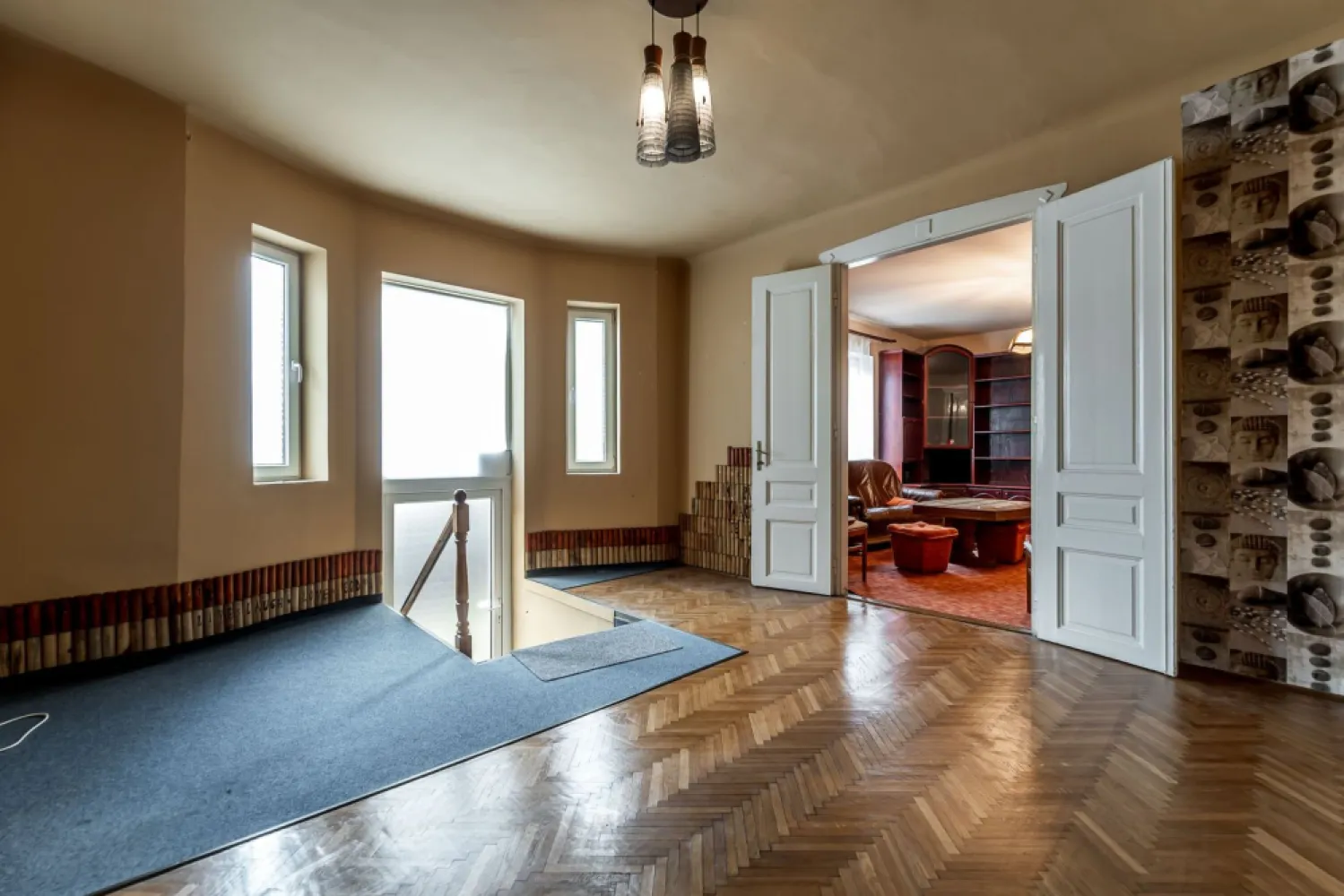 Casa Solida cu Mansarda in Zona Excelenta Parneava - Îți dorești un cămin care să îmbine confortul cu eleganța? Te invităm să descoperi această proprietate deosebită, situată pe strada Clujului, în inima zonei Parneava, comision 0% de la cumpărător!

Detalii Proprietate:

Tip: Casă solidă din cărămidă, cu pivniță, parter și mansardă
An construcție: 1997
Suprafață construită: 300 mp, amprenta la sol 135 mp
Suprafață teren: 367 mp
Camere: 5 camere spațioase, luminoase și aerisite
Băi: 3
Bucătărie: Spațioasă, deschisă către living 
cu acces direct la terasa din curtea proprie – ideală pentru momente de relaxare și petrecere a timpului în aer liber.
Dressing plus multiple camere depozitare
Pivniță: Uscată, cu 3 camere, perfectă pentru depozitare sau ca spațiu de hobby.
Încălzire: Centrală proprie pe gaz
Confort: Aer condiționat pentru zilele călduroase
Această casă oferă un spațiu generos, perfect pentru o familie care își dorește să se bucure de confort și intimitate. Zona Parneava este cunoscută pentru liniștea sa și accesibilitatea la facilități, școli și parcuri.

Preț listare 223000 euro negociabil.

Nu rata ocazia de a transforma această casă în căminul tău! Contactează-mă pentru mai multe detalii sau pentru a programa o vizionare la 0724694458 Dorel Vereș consultant imobiliar Acasă Arad. 

Fiecare zi este o nouă oportunitate de a face un pas spre visul tău! 
✨ Nu dispui de toată suma? Te ajutăm noi gratuit! Îți obținem oferte de la 16 bănci.

Ai o proprietate de vânzare în Arad și vrei să știi cât valorează cu adevărat?

Sună-mă pentru o evaluare gratuită, fără obligații.

Birou: ACASĂ | Agenție imobiliară Arad

Bulevardul Decebal 2, Arad 310133