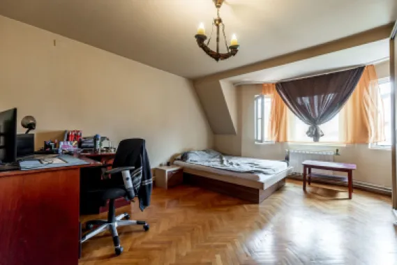 Casa Solida cu Mansarda in Zona Excelenta Parneava