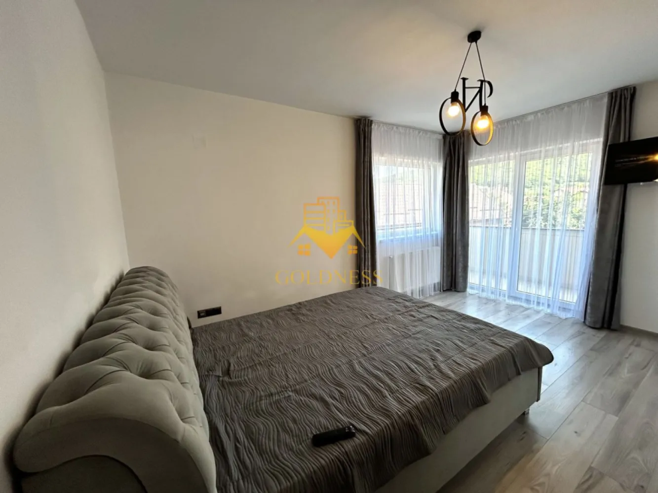 2 camere, Modern, Parcare, Mega Image, Zona Florilor, Floresti - GOLDNESS Imobiliare vă propune spre închiriere un apartament cu 2 camere complet mobilat și utilat, la etajul 1 într-un imobil de 3 etaje, situat în Floresti.
Dispune de loc de parcare contra cost 50 euro!
Se află în apropierea stațiilor de transport în comun, magazine, restaurante, spații verzi, farmacii, etc. 

Apartamentul este compartimentat astfel:
 - dormitor cu pat matrimonial, dressing generos, noptiere, smart tv 
 - camera tip living cu canapea extensibila, comoda tv, smart tv, dulap
 - bucatarie complet utilată și mobilată, loc de servit masa 
 - baie cu cada, calorifer port prosop și dulap pentru depozitare, masina de spalat haine 
 - terasa de 16 mp.

Imobilul este dotat cu toate cele necesare- centrală proprie, frigider, aragaz, hotă, mașină de spălat haine si vase, doua smart tv-uri, etc. 

Dacă sunteți interesați de acest apartament și doriți să îl vizionați, dar și pentru alte oferte nu ezitați să ne contactați telefonic sau prin e-mail. Vă stăm la dispoziție!
Pentru intermediere se percepe un comision de 50% din prețul chiriei!