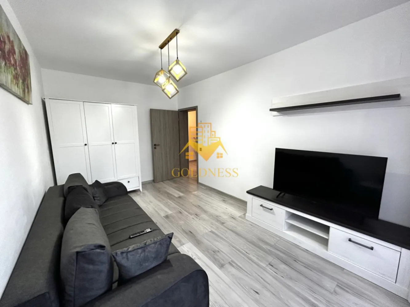 2 camere, Modern, Parcare, Mega Image, Zona Florilor, Floresti - GOLDNESS Imobiliare vă propune spre închiriere un apartament cu 2 camere complet mobilat și utilat, la etajul 1 într-un imobil de 3 etaje, situat în Floresti.
Dispune de loc de parcare contra cost 50 euro!
Se află în apropierea stațiilor de transport în comun, magazine, restaurante, spații verzi, farmacii, etc. 

Apartamentul este compartimentat astfel:
 - dormitor cu pat matrimonial, dressing generos, noptiere, smart tv 
 - camera tip living cu canapea extensibila, comoda tv, smart tv, dulap
 - bucatarie complet utilată și mobilată, loc de servit masa 
 - baie cu cada, calorifer port prosop și dulap pentru depozitare, masina de spalat haine 
 - terasa de 16 mp.

Imobilul este dotat cu toate cele necesare- centrală proprie, frigider, aragaz, hotă, mașină de spălat haine si vase, doua smart tv-uri, etc. 

Dacă sunteți interesați de acest apartament și doriți să îl vizionați, dar și pentru alte oferte nu ezitați să ne contactați telefonic sau prin e-mail. Vă stăm la dispoziție!
Pentru intermediere se percepe un comision de 50% din prețul chiriei!