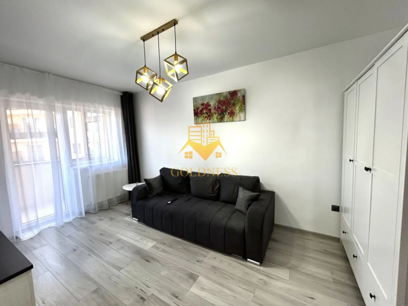 2 camere, Modern, Parcare, Mega Image, Zona Florilor, Floresti - GOLDNESS Imobiliare vă propune spre închiriere un apartament cu 2 camere complet mobilat și utilat, la etajul 1 într-un imobil de 3 etaje, situat în Floresti.
Dispune de loc de parcare contra cost 50 euro!
Se află în apropierea stațiilor de transport în comun, magazine, restaurante, spații verzi, farmacii, etc. 

Apartamentul este compartimentat astfel:
 - dormitor cu pat matrimonial, dressing generos, noptiere, smart tv 
 - camera tip living cu canapea extensibila, comoda tv, smart tv, dulap
 - bucatarie complet utilată și mobilată, loc de servit masa 
 - baie cu cada, calorifer port prosop și dulap pentru depozitare, masina de spalat haine 
 - terasa de 16 mp.

Imobilul este dotat cu toate cele necesare- centrală proprie, frigider, aragaz, hotă, mașină de spălat haine si vase, doua smart tv-uri, etc. 

Dacă sunteți interesați de acest apartament și doriți să îl vizionați, dar și pentru alte oferte nu ezitați să ne contactați telefonic sau prin e-mail. Vă stăm la dispoziție!
Pentru intermediere se percepe un comision de 50% din prețul chiriei!