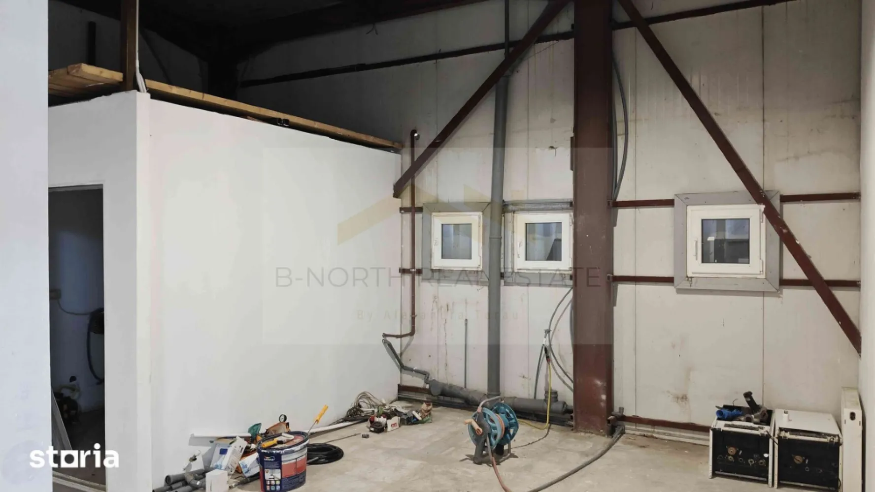 Hală industrială cu birouri de închiriat | Popești-Leordeni | 542 mp | Rampă - B-North Real Estate vă propune spre închiriere o hală industrială cu spații de birouri, situată în Popești-Leordeni, ideală pentru activități de depozitare, logistică, distribuție, producție ușoară sau alte activități comerciale și industriale.

Proprietatea oferă o suprafață totală de aproximativ 542 mp, fiind compusă din hală, șopron și spații de birouri, cu acces facil pentru autoutilitare și camioane.

Caracteristici principale
Suprafață totală: 542 mp
Hală industrială
Spații de birouri
Vestiar
Rampă pentru încărcare/descărcare
Construcții independente și bine întreținute
Compartimentare

Hală

Suprafață construită la sol: 186 mp
Suprafață desfășurată: 361,36 mp

Șopron

Suprafață: 151 mp
Ideal pentru depozitare, parcare utilaje sau activități auxiliare
Avantaje
Acces facil pentru TIR-uri și autoutilitare
Rampă pentru operațiuni logistice
Spații de birouri și vestiar
Curte și acces ușor pentru manevrarea mărfurilor
Potrivită pentru depozitare, logistică, distribuție, producție ușoară, service, atelier sau activități comerciale

Localizare:

Popești-Leordeni
Acces rapid către București și principalele artere de circulație

Preț și condiții:

Chirie: 3.000 euro/lună

Pentru detalii suplimentare și programarea unei vizionări, contactați B-North Real Estate.