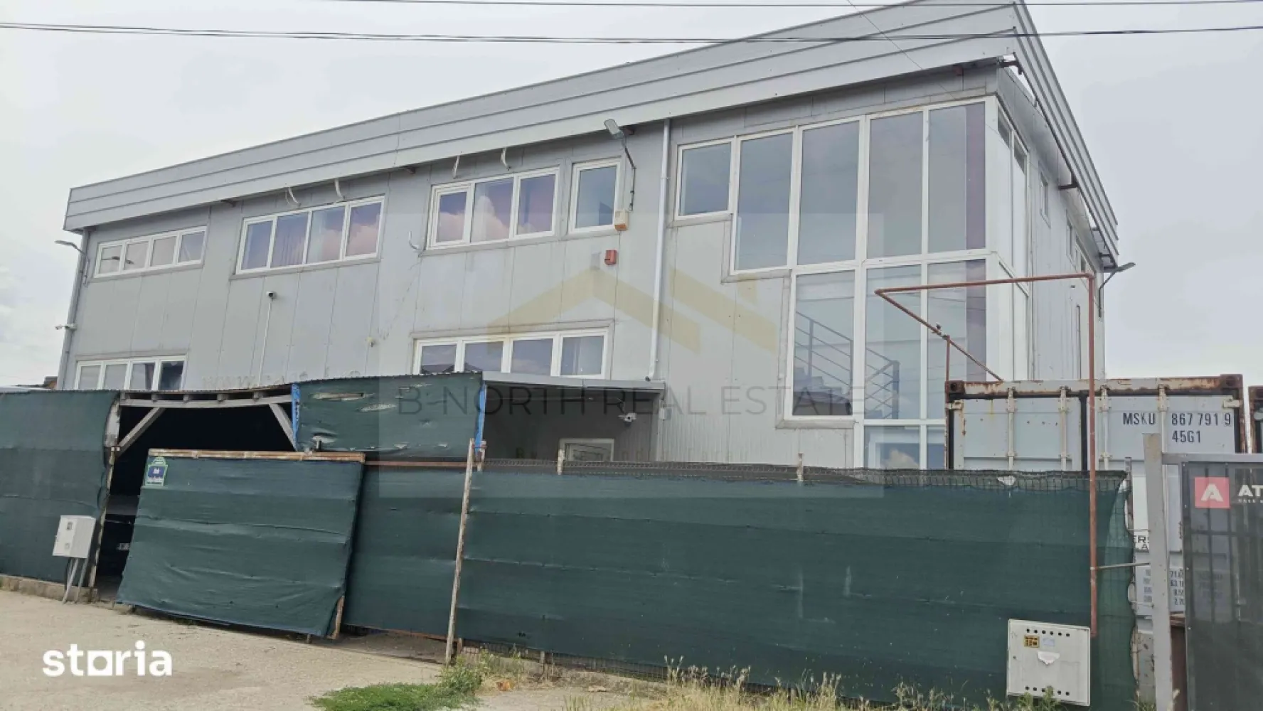 Hală industrială cu birouri de închiriat | Popești-Leordeni | 542 mp | Rampă - B-North Real Estate vă propune spre închiriere o hală industrială cu spații de birouri, situată în Popești-Leordeni, ideală pentru activități de depozitare, logistică, distribuție, producție ușoară sau alte activități comerciale și industriale.

Proprietatea oferă o suprafață totală de aproximativ 542 mp, fiind compusă din hală, șopron și spații de birouri, cu acces facil pentru autoutilitare și camioane.

Caracteristici principale
Suprafață totală: 542 mp
Hală industrială
Spații de birouri
Vestiar
Rampă pentru încărcare/descărcare
Construcții independente și bine întreținute
Compartimentare

Hală

Suprafață construită la sol: 186 mp
Suprafață desfășurată: 361,36 mp

Șopron

Suprafață: 151 mp
Ideal pentru depozitare, parcare utilaje sau activități auxiliare
Avantaje
Acces facil pentru TIR-uri și autoutilitare
Rampă pentru operațiuni logistice
Spații de birouri și vestiar
Curte și acces ușor pentru manevrarea mărfurilor
Potrivită pentru depozitare, logistică, distribuție, producție ușoară, service, atelier sau activități comerciale

Localizare:

Popești-Leordeni
Acces rapid către București și principalele artere de circulație

Preț și condiții:

Chirie: 3.000 euro/lună

Pentru detalii suplimentare și programarea unei vizionări, contactați B-North Real Estate.