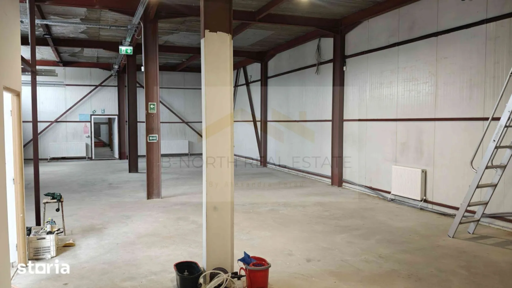 Hală industrială cu birouri de închiriat | Popești-Leordeni | 542 mp | Rampă - B-North Real Estate vă propune spre închiriere o hală industrială cu spații de birouri, situată în Popești-Leordeni, ideală pentru activități de depozitare, logistică, distribuție, producție ușoară sau alte activități comerciale și industriale.

Proprietatea oferă o suprafață totală de aproximativ 542 mp, fiind compusă din hală, șopron și spații de birouri, cu acces facil pentru autoutilitare și camioane.

Caracteristici principale
Suprafață totală: 542 mp
Hală industrială
Spații de birouri
Vestiar
Rampă pentru încărcare/descărcare
Construcții independente și bine întreținute
Compartimentare

Hală

Suprafață construită la sol: 186 mp
Suprafață desfășurată: 361,36 mp

Șopron

Suprafață: 151 mp
Ideal pentru depozitare, parcare utilaje sau activități auxiliare
Avantaje
Acces facil pentru TIR-uri și autoutilitare
Rampă pentru operațiuni logistice
Spații de birouri și vestiar
Curte și acces ușor pentru manevrarea mărfurilor
Potrivită pentru depozitare, logistică, distribuție, producție ușoară, service, atelier sau activități comerciale

Localizare:

Popești-Leordeni
Acces rapid către București și principalele artere de circulație

Preț și condiții:

Chirie: 3.000 euro/lună

Pentru detalii suplimentare și programarea unei vizionări, contactați B-North Real Estate.