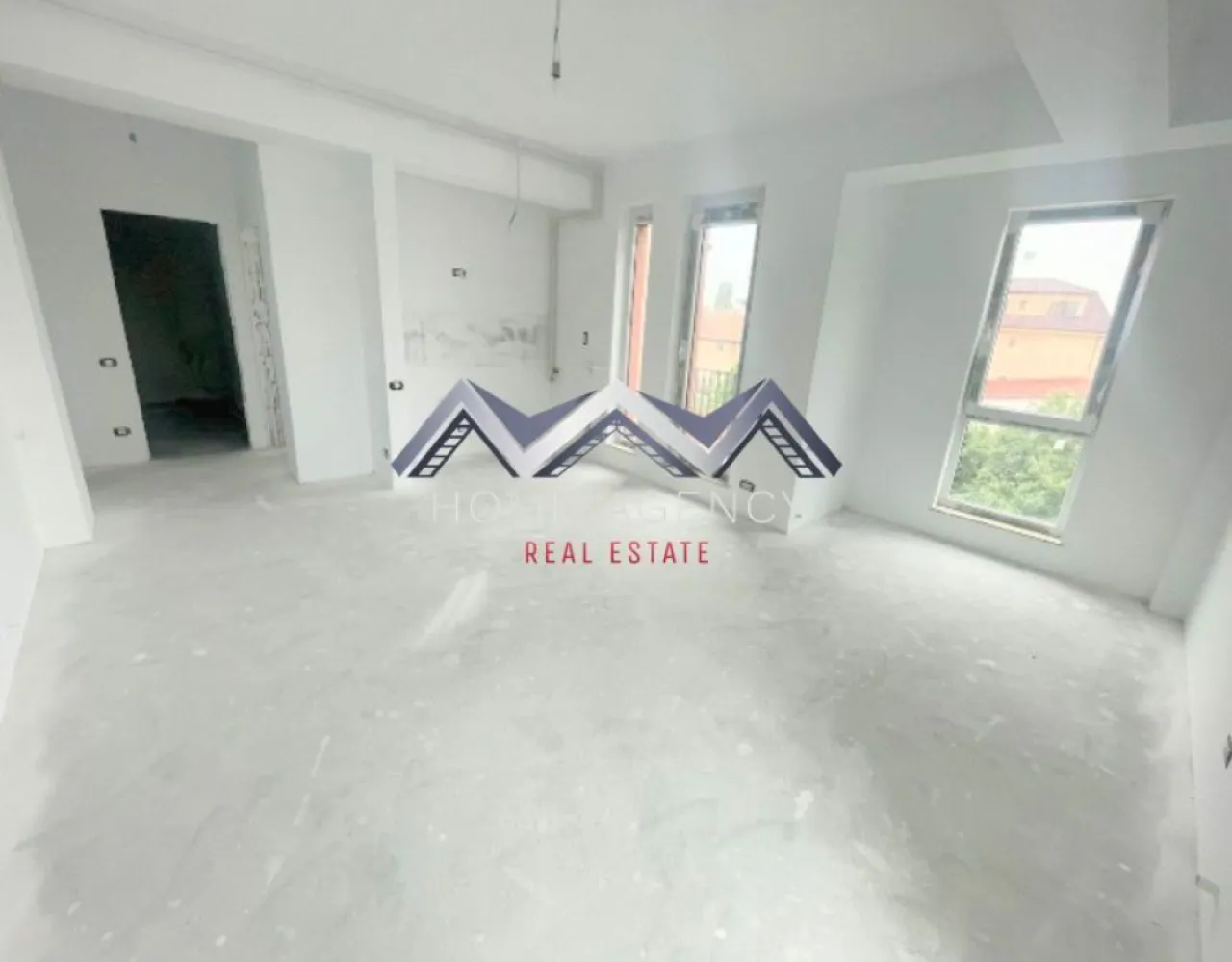 Apartament 2 camere Otopeni central, finisaje la alegere, de la dezvoltator - Dacă îți dorești o locuință modernă, luminoasă și bine compartimentată, amplasată într-o zonă excelentă, acesta este apartamentul perfect pentru tine! Sună acum și programează o vizionare – merită văzut, ultimul disponibil!

Situat chiar în centrul orașului Otopeni, la nici 10 minute de mers pe jos de DN1, acest apartament oferă acces facil către București, Aeroportul Otopeni, Centură și Autostrada A3, dar și proximitate față de toate facilitățile de zi cu zi: magazine, restaurante, piață, farmacii, școală, grădinițe, parcuri și viitoarea stație de metrou.

Apartamentul se află într-un imobil nou, cu structură solidă din beton armat și pereți din cărămidă (atât interiori, cât și exteriori), oferind o izolare termică și fonică excelentă.

Compartimentarea este eficientă, gândită pentru confort și funcționalitate:
- Living generos cu bucătărie open-space – spațiu luminos, perfect pentru relaxare sau pentru momente petrecute în familie;
- Dormitor confortabil, prevăzut cu zonă de dressing;
- Baie complet utilată, cu finisaje moderne;
- Două balcoane spațioase pe zona de zi, ideale pentru a te bucura de lumină naturală și aer curat.

Apartamentul se predă racordat la toate utilitățile publice, cu centrală termică proprie și "la cheie": tu îți poți alege finisajele interioare în funcție de stilul tău (gresie, faianță, parchet, uși interioare și obiecte sanitare).

Această proprietate reprezintă și o oportunitate excelentă de investiție, datorită poziționării sale centrale în Otopeni. Locația permite un randament foarte bun, indiferent dacă vrei să o închiriezi pe termen scurt (regim hotelier), mediu sau lung. Compartimentarea eficientă și spațiile luminoase fac apartamentul atractiv pentru orice tip de chiriaș, iar cererea în zonă este constantă.

Prețul afișat nu include TVA. Comision 0, achiziție direct de la dezvoltator.

Programează acum o vizionare și descoperă acest apartament!