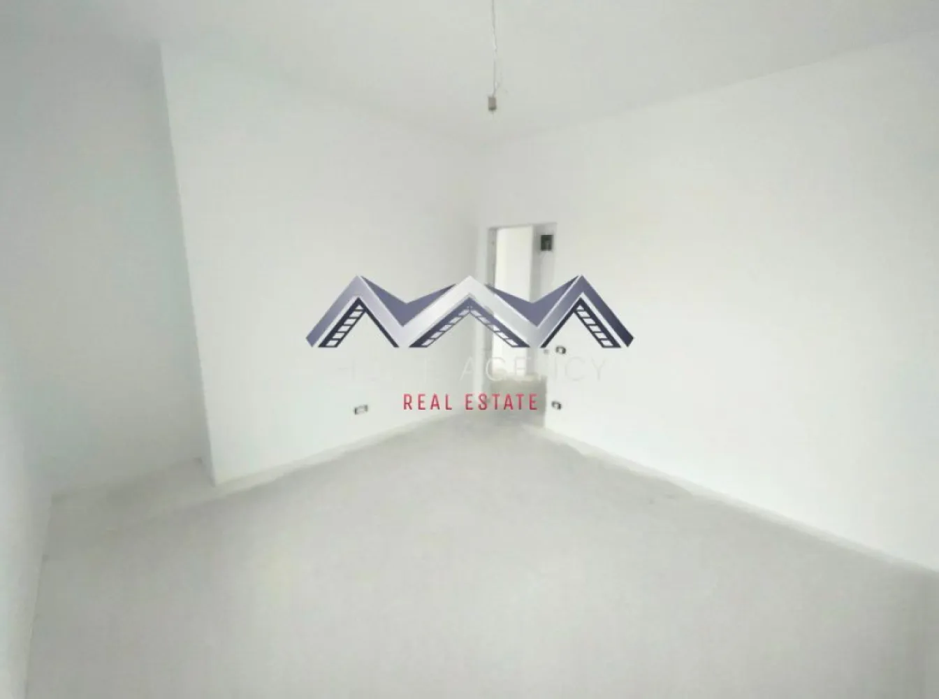 Apartament 2 camere Otopeni central, finisaje la alegere, de la dezvoltator - Dacă îți dorești o locuință modernă, luminoasă și bine compartimentată, amplasată într-o zonă excelentă, acesta este apartamentul perfect pentru tine! Sună acum și programează o vizionare – merită văzut, ultimul disponibil!

Situat chiar în centrul orașului Otopeni, la nici 10 minute de mers pe jos de DN1, acest apartament oferă acces facil către București, Aeroportul Otopeni, Centură și Autostrada A3, dar și proximitate față de toate facilitățile de zi cu zi: magazine, restaurante, piață, farmacii, școală, grădinițe, parcuri și viitoarea stație de metrou.

Apartamentul se află într-un imobil nou, cu structură solidă din beton armat și pereți din cărămidă (atât interiori, cât și exteriori), oferind o izolare termică și fonică excelentă.

Compartimentarea este eficientă, gândită pentru confort și funcționalitate:
- Living generos cu bucătărie open-space – spațiu luminos, perfect pentru relaxare sau pentru momente petrecute în familie;
- Dormitor confortabil, prevăzut cu zonă de dressing;
- Baie complet utilată, cu finisaje moderne;
- Două balcoane spațioase pe zona de zi, ideale pentru a te bucura de lumină naturală și aer curat.

Apartamentul se predă racordat la toate utilitățile publice, cu centrală termică proprie și "la cheie": tu îți poți alege finisajele interioare în funcție de stilul tău (gresie, faianță, parchet, uși interioare și obiecte sanitare).

Această proprietate reprezintă și o oportunitate excelentă de investiție, datorită poziționării sale centrale în Otopeni. Locația permite un randament foarte bun, indiferent dacă vrei să o închiriezi pe termen scurt (regim hotelier), mediu sau lung. Compartimentarea eficientă și spațiile luminoase fac apartamentul atractiv pentru orice tip de chiriaș, iar cererea în zonă este constantă.

Prețul afișat nu include TVA. Comision 0, achiziție direct de la dezvoltator.

Programează acum o vizionare și descoperă acest apartament!