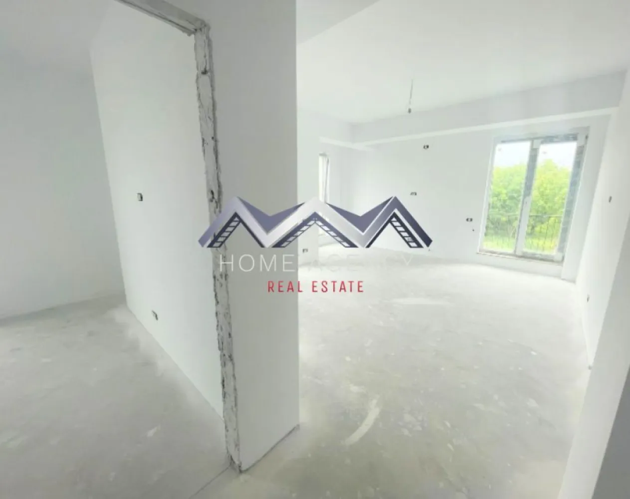 Apartament 2 camere Otopeni central, finisaje la alegere, de la dezvoltator - Dacă îți dorești o locuință modernă, luminoasă și bine compartimentată, amplasată într-o zonă excelentă, acesta este apartamentul perfect pentru tine! Sună acum și programează o vizionare – merită văzut, ultimul disponibil!

Situat chiar în centrul orașului Otopeni, la nici 10 minute de mers pe jos de DN1, acest apartament oferă acces facil către București, Aeroportul Otopeni, Centură și Autostrada A3, dar și proximitate față de toate facilitățile de zi cu zi: magazine, restaurante, piață, farmacii, școală, grădinițe, parcuri și viitoarea stație de metrou.

Apartamentul se află într-un imobil nou, cu structură solidă din beton armat și pereți din cărămidă (atât interiori, cât și exteriori), oferind o izolare termică și fonică excelentă.

Compartimentarea este eficientă, gândită pentru confort și funcționalitate:
- Living generos cu bucătărie open-space – spațiu luminos, perfect pentru relaxare sau pentru momente petrecute în familie;
- Dormitor confortabil, prevăzut cu zonă de dressing;
- Baie complet utilată, cu finisaje moderne;
- Două balcoane spațioase pe zona de zi, ideale pentru a te bucura de lumină naturală și aer curat.

Apartamentul se predă racordat la toate utilitățile publice, cu centrală termică proprie și "la cheie": tu îți poți alege finisajele interioare în funcție de stilul tău (gresie, faianță, parchet, uși interioare și obiecte sanitare).

Această proprietate reprezintă și o oportunitate excelentă de investiție, datorită poziționării sale centrale în Otopeni. Locația permite un randament foarte bun, indiferent dacă vrei să o închiriezi pe termen scurt (regim hotelier), mediu sau lung. Compartimentarea eficientă și spațiile luminoase fac apartamentul atractiv pentru orice tip de chiriaș, iar cererea în zonă este constantă.

Prețul afișat nu include TVA. Comision 0, achiziție direct de la dezvoltator.

Programează acum o vizionare și descoperă acest apartament!