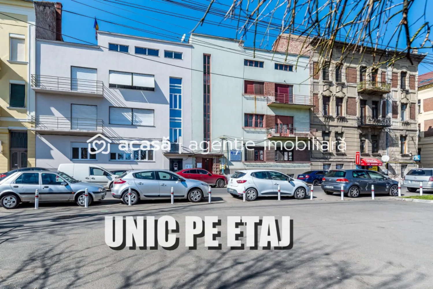 Etaj întreg vis-à-vis de Tribunalul Arad | 269 mp | Demisol privat - Vă propunem spre achiziție o proprietate situată într-o clădire exclusivistă de tip P+2, cu doar 3 apartamente (un singur locatar pe fiecare nivel). Această reședință ocupă în totalitate etajul 2, oferind o intimitate absolută și este poziționată strategic vis-à-vis de Tribunalul Arad, în imediata proximitate a Parcului Eminescu, a Primăriei și a falezei Mureșului. DETALII APARTAMENT Cu o suprafață construită de 269 mp și o suprafață utilă de 136 mp, apartamentul impresionează prin volume generoase și o compartimentare rafinată: Zona de zi: Living spațios, scăldat în lumină naturală, cu vedere spre Parcul Eminescu și Biserica Roșie. Zona de noapte: 2 dormitoare mari, oferind liniștea necesară unei reședințe de top. Bucătărie separată, cămară de alimente, birou și balcon. Terasa privată: orientată spre curtea interioară este o oază de liniște în centrul administrativ al orașului. ACTIVE EXTRA: Demisol Multifuncțional (41 mp) Proprietatea include un spațiu util la demisol, compus din 2 camere și baie proprie. Acesta reprezintă un avantaj strategic major, putând fi utilizat ca: Birou de consultanță / Cabinet de avocatură / Arhivă privată securizată. LOCALIZARE ȘI PUNCTE DE REPER Poziționarea valoroasă vis-à-vis de Tribunalul Arad – eficiență maximă pentru profesioniștii din domeniu. Parcul Eminescu & Biserica Roșie – repere culturale și spații verzi chiar în fața clădirii. Primăria Arad – la doar 3 minute de mers pe jos. Malul Mureșului – acces imediat la zona de relaxare și promenadă. Raritate: Clădirile cu un singur apartament pe nivel sunt extrem de greu de găsit în zona ultracentrală. Versatilitate: Combinația ideală între reședință de lux și sediu de business prestigios. Liniște: Deși este în punctul zero, orientarea terasei spre curte oferă un confort acustic rar. Pentru a descoperi potențialul complet al acestei proprietăți, vă invit la o vizionare. 📞 Sebastian Nica – 0722 252 639 ACASĂ | Consultanță Imobiliară Arad }}