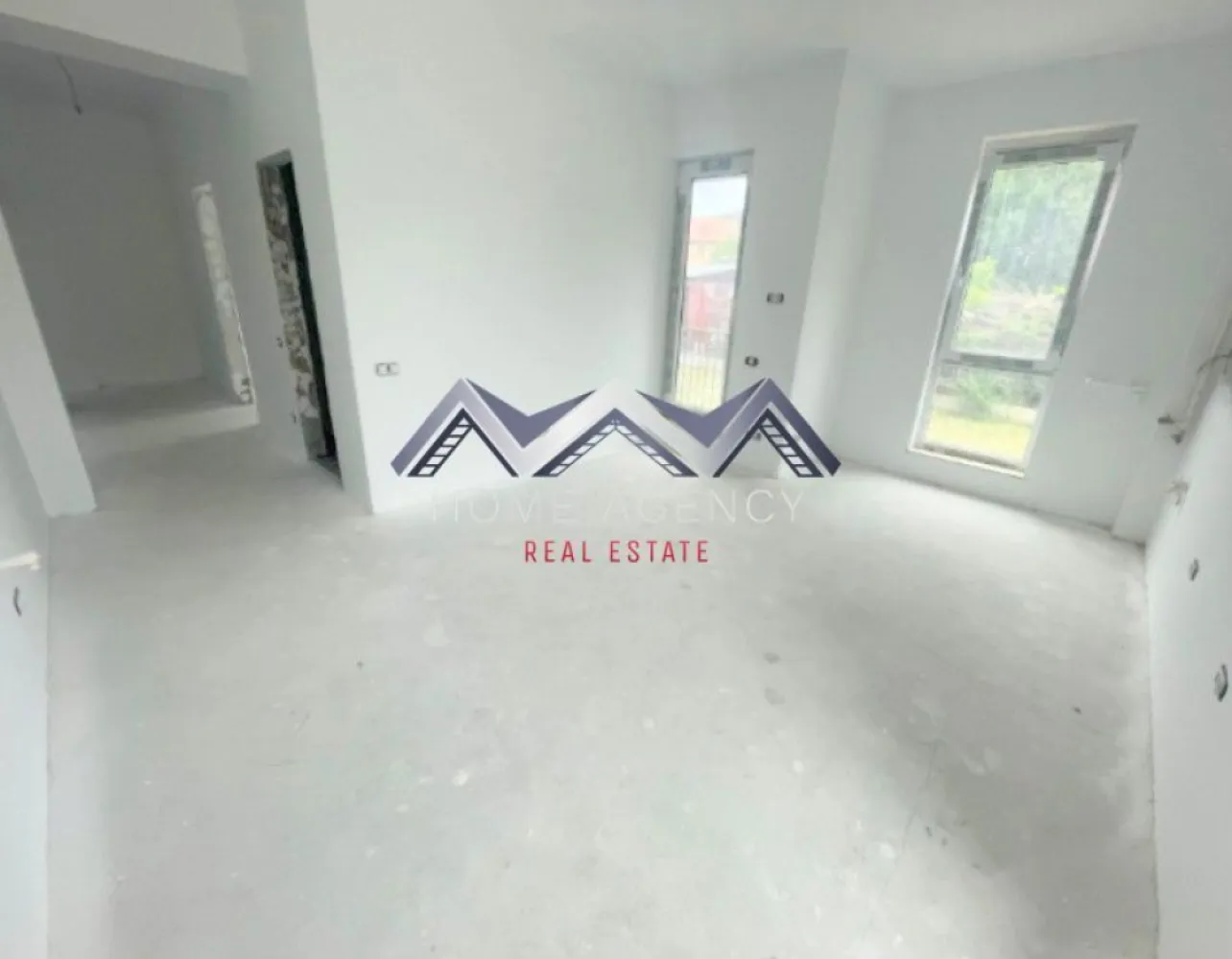 Apartament 2 camere + curte 110 mp Otopeni central - Vă propunem, spre vânzare, un apartament luminos și bine compartimentat, cu 2 camere și curte proprie de 110 mp, situat ultracentral în Otopeni, într-o zonă liniștită, dar la doar câteva minute de toate facilitățile importante. DN1, viitoarea stație de metrou, magazinele, restaurantele, piața, școala și parcul se află la mai puțin de 10 minute de mers pe jos, iar accesul către București, Centură, Autostrada A0 și Aeroportul Henri Coandă este rapid și facil.

Apartamentul este orientat către Nord-Vest, beneficiind de lumină naturală pe tot parcursul zilei. Compartimentarea este practică și modernă, fiind alcătuită dintr-un living generos cu bucătărie open-space și ieșire directă către curtea proprie, un dormitor confortabil, o baie prevăzută cu fereastră pentru ventilație naturală și un hol spațios, ideal pentru amenajarea unor zone suplimentare de depozitare.

Unul dintre cele mai mari avantaje ale acestei proprietăți îl reprezintă curtea proprie de 110 mp, un spațiu generos care poate fi amenajat ca zonă de relaxare, loc de joacă pentru copii, grădină, terasă sau spațiu pentru grătar, oferind confortul unei case, dar cu avantajele unui apartament.

Imobilul este construit pe structură din beton armat, cu pereți interiori și exteriori din cărămidă, asigurând o foarte bună izolare termică și fonică. Apartamentul se predă la cheie, racordat la toate utilitățile publice (apă, gaz, energie electrică și canalizare), iar finisajele interioare sunt incluse în preț și pot fi alese de viitorul proprietar. Aveți posibilitatea să personalizați faianța, gresia, parchetul, ușile interioare și obiectele sanitare din baie, pentru a vă amenaja locuința exact așa cum vă doriți.

Datorită compartimentării eficiente și curții generoase, proprietatea reprezintă o alegere excelentă atât pentru locuit, cât și pentru desfășurarea unei activități de tip birou sau cabinet, ori ca investiție, având un potențial foarte bun pentru închiriere.

Achiziția se realizează direct de la dezvoltator, comision 0. Prețul afișat nu include TVA.

Pentru mai multe informații sau pentru programarea unei vizionări, vă invităm să contactați echipa de vânzări.