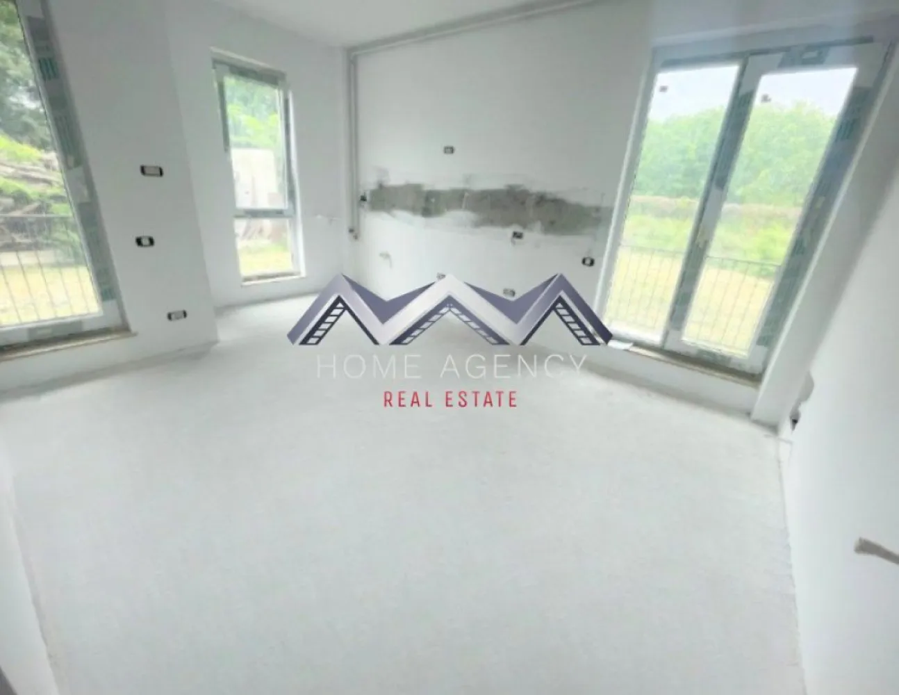 Apartament 2 camere + curte 110 mp Otopeni central - Vă propunem, spre vânzare, un apartament luminos și bine compartimentat, cu 2 camere și curte proprie de 110 mp, situat ultracentral în Otopeni, într-o zonă liniștită, dar la doar câteva minute de toate facilitățile importante. DN1, viitoarea stație de metrou, magazinele, restaurantele, piața, școala și parcul se află la mai puțin de 10 minute de mers pe jos, iar accesul către București, Centură, Autostrada A0 și Aeroportul Henri Coandă este rapid și facil.

Apartamentul este orientat către Nord-Vest, beneficiind de lumină naturală pe tot parcursul zilei. Compartimentarea este practică și modernă, fiind alcătuită dintr-un living generos cu bucătărie open-space și ieșire directă către curtea proprie, un dormitor confortabil, o baie prevăzută cu fereastră pentru ventilație naturală și un hol spațios, ideal pentru amenajarea unor zone suplimentare de depozitare.

Unul dintre cele mai mari avantaje ale acestei proprietăți îl reprezintă curtea proprie de 110 mp, un spațiu generos care poate fi amenajat ca zonă de relaxare, loc de joacă pentru copii, grădină, terasă sau spațiu pentru grătar, oferind confortul unei case, dar cu avantajele unui apartament.

Imobilul este construit pe structură din beton armat, cu pereți interiori și exteriori din cărămidă, asigurând o foarte bună izolare termică și fonică. Apartamentul se predă la cheie, racordat la toate utilitățile publice (apă, gaz, energie electrică și canalizare), iar finisajele interioare sunt incluse în preț și pot fi alese de viitorul proprietar. Aveți posibilitatea să personalizați faianța, gresia, parchetul, ușile interioare și obiectele sanitare din baie, pentru a vă amenaja locuința exact așa cum vă doriți.

Datorită compartimentării eficiente și curții generoase, proprietatea reprezintă o alegere excelentă atât pentru locuit, cât și pentru desfășurarea unei activități de tip birou sau cabinet, ori ca investiție, având un potențial foarte bun pentru închiriere.

Achiziția se realizează direct de la dezvoltator, comision 0. Prețul afișat nu include TVA.

Pentru mai multe informații sau pentru programarea unei vizionări, vă invităm să contactați echipa de vânzări.