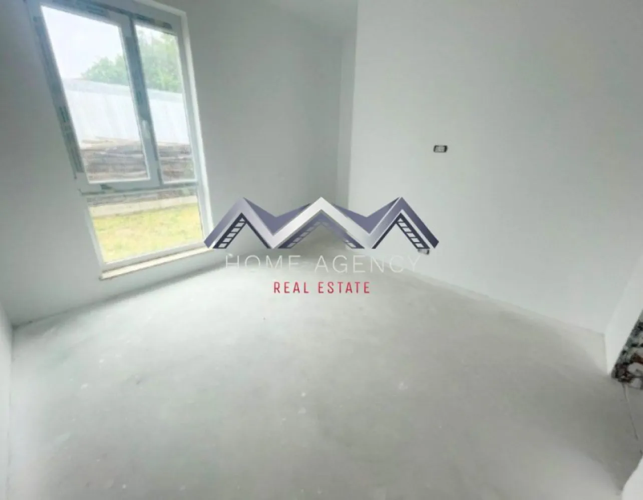 Apartament 2 camere + curte 110 mp Otopeni central - Vă propunem, spre vânzare, un apartament luminos și bine compartimentat, cu 2 camere și curte proprie de 110 mp, situat ultracentral în Otopeni, într-o zonă liniștită, dar la doar câteva minute de toate facilitățile importante. DN1, viitoarea stație de metrou, magazinele, restaurantele, piața, școala și parcul se află la mai puțin de 10 minute de mers pe jos, iar accesul către București, Centură, Autostrada A0 și Aeroportul Henri Coandă este rapid și facil.

Apartamentul este orientat către Nord-Vest, beneficiind de lumină naturală pe tot parcursul zilei. Compartimentarea este practică și modernă, fiind alcătuită dintr-un living generos cu bucătărie open-space și ieșire directă către curtea proprie, un dormitor confortabil, o baie prevăzută cu fereastră pentru ventilație naturală și un hol spațios, ideal pentru amenajarea unor zone suplimentare de depozitare.

Unul dintre cele mai mari avantaje ale acestei proprietăți îl reprezintă curtea proprie de 110 mp, un spațiu generos care poate fi amenajat ca zonă de relaxare, loc de joacă pentru copii, grădină, terasă sau spațiu pentru grătar, oferind confortul unei case, dar cu avantajele unui apartament.

Imobilul este construit pe structură din beton armat, cu pereți interiori și exteriori din cărămidă, asigurând o foarte bună izolare termică și fonică. Apartamentul se predă la cheie, racordat la toate utilitățile publice (apă, gaz, energie electrică și canalizare), iar finisajele interioare sunt incluse în preț și pot fi alese de viitorul proprietar. Aveți posibilitatea să personalizați faianța, gresia, parchetul, ușile interioare și obiectele sanitare din baie, pentru a vă amenaja locuința exact așa cum vă doriți.

Datorită compartimentării eficiente și curții generoase, proprietatea reprezintă o alegere excelentă atât pentru locuit, cât și pentru desfășurarea unei activități de tip birou sau cabinet, ori ca investiție, având un potențial foarte bun pentru închiriere.

Achiziția se realizează direct de la dezvoltator, comision 0. Prețul afișat nu include TVA.

Pentru mai multe informații sau pentru programarea unei vizionări, vă invităm să contactați echipa de vânzări.