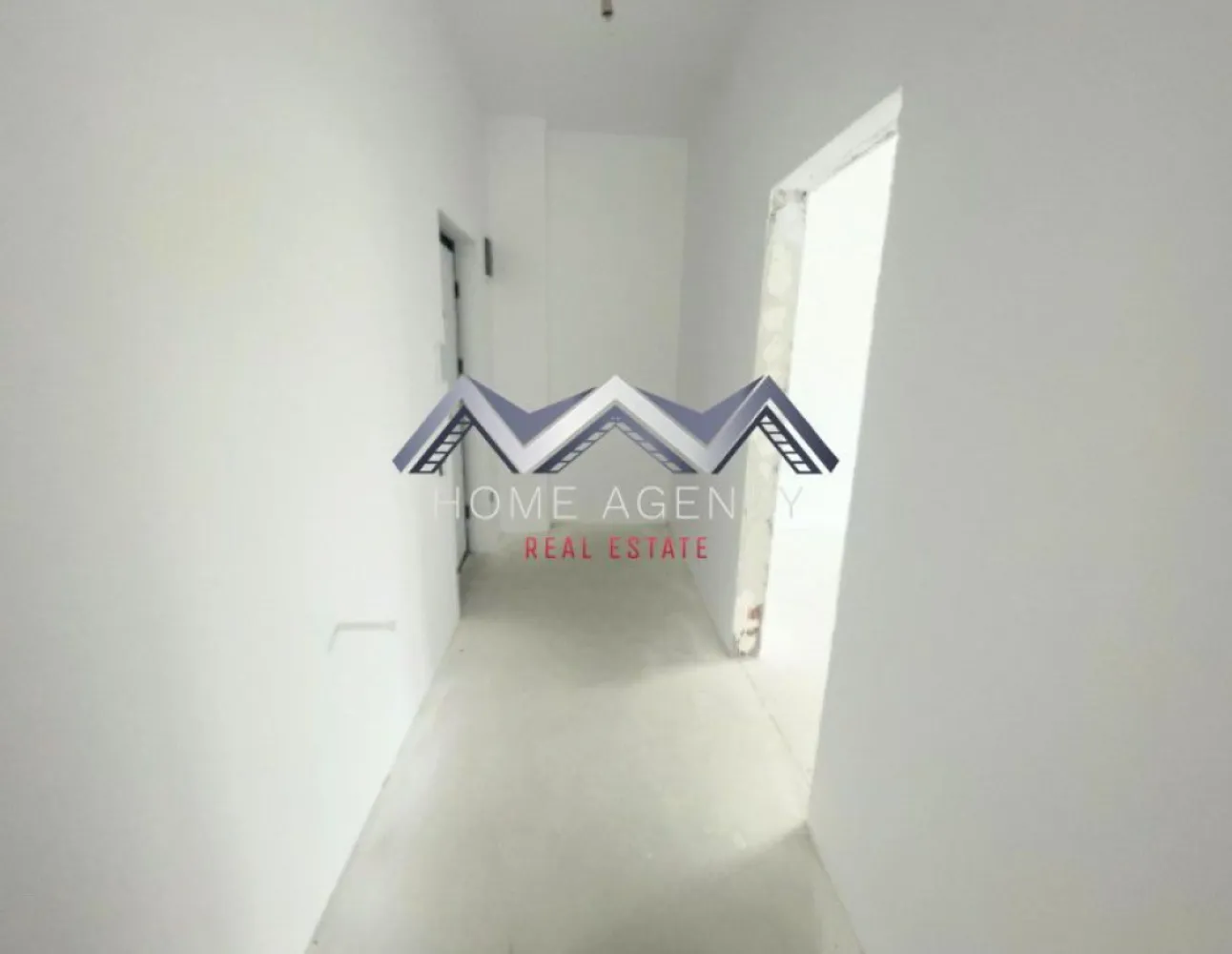 Apartament 2 camere + curte 110 mp Otopeni central - Vă propunem, spre vânzare, un apartament luminos și bine compartimentat, cu 2 camere și curte proprie de 110 mp, situat ultracentral în Otopeni, într-o zonă liniștită, dar la doar câteva minute de toate facilitățile importante. DN1, viitoarea stație de metrou, magazinele, restaurantele, piața, școala și parcul se află la mai puțin de 10 minute de mers pe jos, iar accesul către București, Centură, Autostrada A0 și Aeroportul Henri Coandă este rapid și facil.

Apartamentul este orientat către Nord-Vest, beneficiind de lumină naturală pe tot parcursul zilei. Compartimentarea este practică și modernă, fiind alcătuită dintr-un living generos cu bucătărie open-space și ieșire directă către curtea proprie, un dormitor confortabil, o baie prevăzută cu fereastră pentru ventilație naturală și un hol spațios, ideal pentru amenajarea unor zone suplimentare de depozitare.

Unul dintre cele mai mari avantaje ale acestei proprietăți îl reprezintă curtea proprie de 110 mp, un spațiu generos care poate fi amenajat ca zonă de relaxare, loc de joacă pentru copii, grădină, terasă sau spațiu pentru grătar, oferind confortul unei case, dar cu avantajele unui apartament.

Imobilul este construit pe structură din beton armat, cu pereți interiori și exteriori din cărămidă, asigurând o foarte bună izolare termică și fonică. Apartamentul se predă la cheie, racordat la toate utilitățile publice (apă, gaz, energie electrică și canalizare), iar finisajele interioare sunt incluse în preț și pot fi alese de viitorul proprietar. Aveți posibilitatea să personalizați faianța, gresia, parchetul, ușile interioare și obiectele sanitare din baie, pentru a vă amenaja locuința exact așa cum vă doriți.

Datorită compartimentării eficiente și curții generoase, proprietatea reprezintă o alegere excelentă atât pentru locuit, cât și pentru desfășurarea unei activități de tip birou sau cabinet, ori ca investiție, având un potențial foarte bun pentru închiriere.

Achiziția se realizează direct de la dezvoltator, comision 0. Prețul afișat nu include TVA.

Pentru mai multe informații sau pentru programarea unei vizionări, vă invităm să contactați echipa de vânzări.