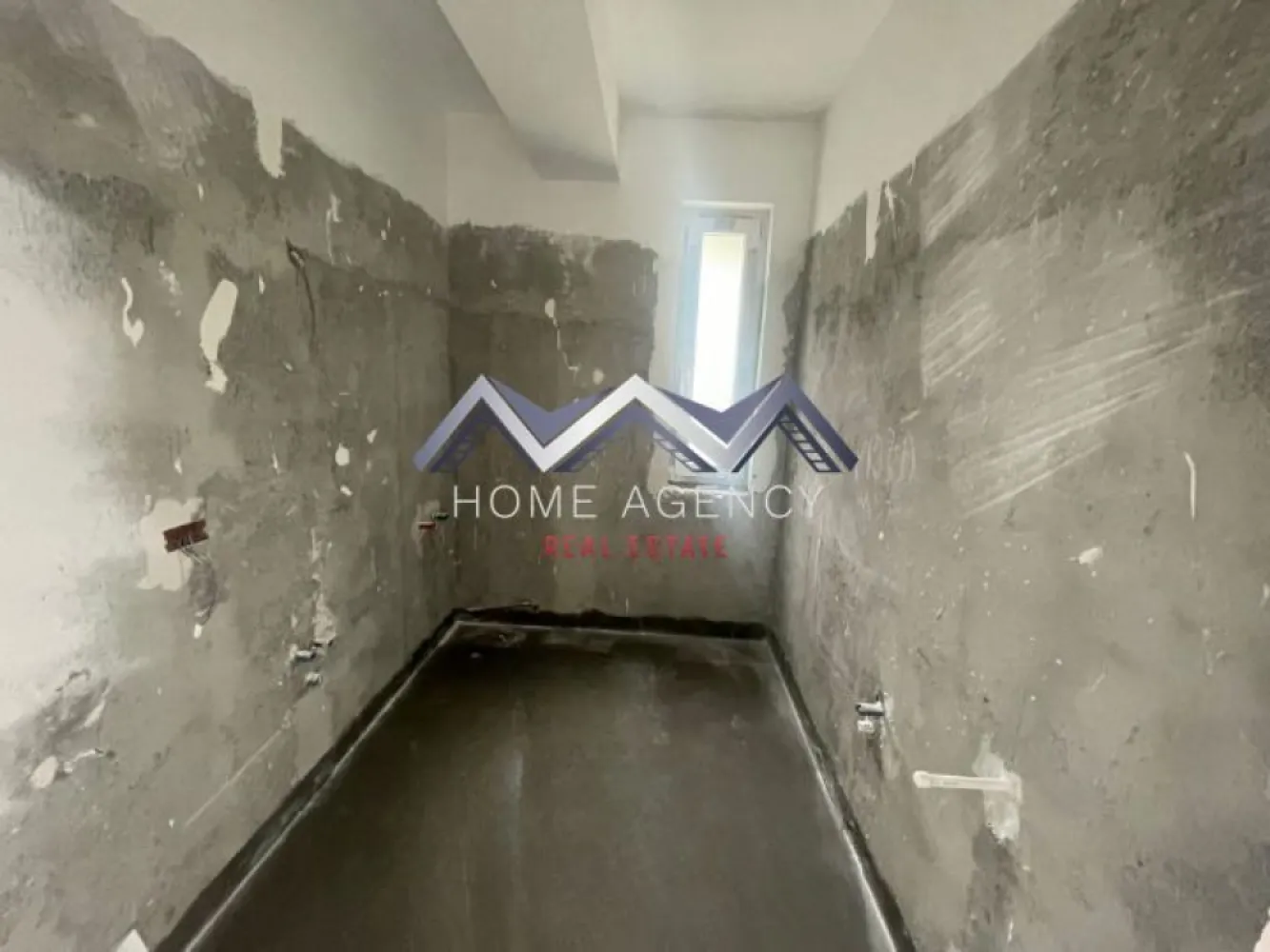 Apartament 2 camere + curte 110 mp Otopeni central - Vă propunem, spre vânzare, un apartament luminos și bine compartimentat, cu 2 camere și curte proprie de 110 mp, situat ultracentral în Otopeni, într-o zonă liniștită, dar la doar câteva minute de toate facilitățile importante. DN1, viitoarea stație de metrou, magazinele, restaurantele, piața, școala și parcul se află la mai puțin de 10 minute de mers pe jos, iar accesul către București, Centură, Autostrada A0 și Aeroportul Henri Coandă este rapid și facil.

Apartamentul este orientat către Nord-Vest, beneficiind de lumină naturală pe tot parcursul zilei. Compartimentarea este practică și modernă, fiind alcătuită dintr-un living generos cu bucătărie open-space și ieșire directă către curtea proprie, un dormitor confortabil, o baie prevăzută cu fereastră pentru ventilație naturală și un hol spațios, ideal pentru amenajarea unor zone suplimentare de depozitare.

Unul dintre cele mai mari avantaje ale acestei proprietăți îl reprezintă curtea proprie de 110 mp, un spațiu generos care poate fi amenajat ca zonă de relaxare, loc de joacă pentru copii, grădină, terasă sau spațiu pentru grătar, oferind confortul unei case, dar cu avantajele unui apartament.

Imobilul este construit pe structură din beton armat, cu pereți interiori și exteriori din cărămidă, asigurând o foarte bună izolare termică și fonică. Apartamentul se predă la cheie, racordat la toate utilitățile publice (apă, gaz, energie electrică și canalizare), iar finisajele interioare sunt incluse în preț și pot fi alese de viitorul proprietar. Aveți posibilitatea să personalizați faianța, gresia, parchetul, ușile interioare și obiectele sanitare din baie, pentru a vă amenaja locuința exact așa cum vă doriți.

Datorită compartimentării eficiente și curții generoase, proprietatea reprezintă o alegere excelentă atât pentru locuit, cât și pentru desfășurarea unei activități de tip birou sau cabinet, ori ca investiție, având un potențial foarte bun pentru închiriere.

Achiziția se realizează direct de la dezvoltator, comision 0. Prețul afișat nu include TVA.

Pentru mai multe informații sau pentru programarea unei vizionări, vă invităm să contactați echipa de vânzări.