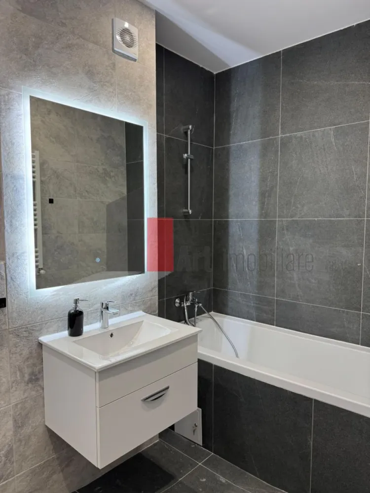 Apartament 3 camere Crângași -Grozavesti - Politehnica - cu loc de parcare - Va propunem spre vanzare partament modern, situat în complexul Trio Bridge View, construit în 2023. 
Locuința se află la etajul 1 și are o suprafață utilă de 68,47 mp.

Compartimentare eficientă, ideală atât pentru locuit, cât și pentru investiție.

Se vinde complet mobilat și utilat, exact ca în poze – gata de mutare imediată, fără investiții suplimentare.

Detalii:
- 3 camere
- Etaj 1
- Suprafață utilă: 68,47 mp
- Bloc construit în 2023
- Loc de parcare subteran inclus in pret