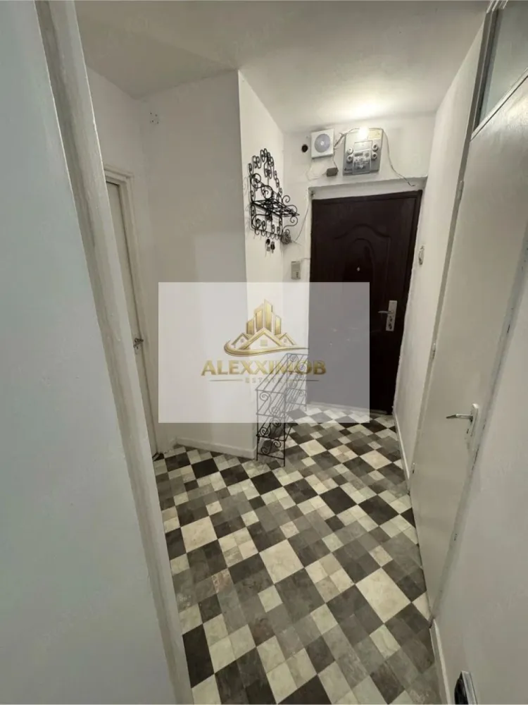 Apartament 2 Camere de Inchiriat - 50 mp - Zona Tineretului - Închiriez apartament cu 2 camere decomandate, situat în zona Tineretului la etajul 1, cu vedere stradală.

Apartamentul este complet mobilat și utilat, având: mobilier în living și dormitor, aragaz, TV, frigider, aspirator, cuptor cu microunde, mașină de spălat rufe și aer condiționat.

Încălzirea se realizează prin termoficare, fără repartitoare la calorifere. Blocul este nou și izolat exterior cu polistiren, oferind un confort termic ridicat și costuri reduse pe timpul iernii. Apartamentul dispune de apometre pentru apă caldă și rece.

Acces excelent la mijloacele de transport în comun: foarte aproape de stațiile de metrou Tineretului și Unirii, precum și de stații de autobuz aflate în apropiere.

Posibilitate parcare pe tot bulevardul si in spatele blocului.

Alexximob Estate - tel. 0751454742

1+1+50% din prima chirie - comision agentie
