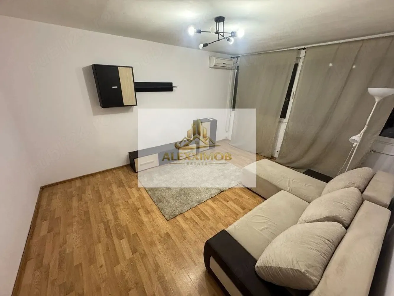Apartament 2 Camere de Inchiriat - 50 mp - Zona Tineretului - Închiriez apartament cu 2 camere decomandate, situat în zona Tineretului la etajul 1, cu vedere stradală.

Apartamentul este complet mobilat și utilat, având: mobilier în living și dormitor, aragaz, TV, frigider, aspirator, cuptor cu microunde, mașină de spălat rufe și aer condiționat.

Încălzirea se realizează prin termoficare, fără repartitoare la calorifere. Blocul este nou și izolat exterior cu polistiren, oferind un confort termic ridicat și costuri reduse pe timpul iernii. Apartamentul dispune de apometre pentru apă caldă și rece.

Acces excelent la mijloacele de transport în comun: foarte aproape de stațiile de metrou Tineretului și Unirii, precum și de stații de autobuz aflate în apropiere.

Posibilitate parcare pe tot bulevardul si in spatele blocului.

Alexximob Estate - tel. 0751454742

1+1+50% din prima chirie - comision agentie