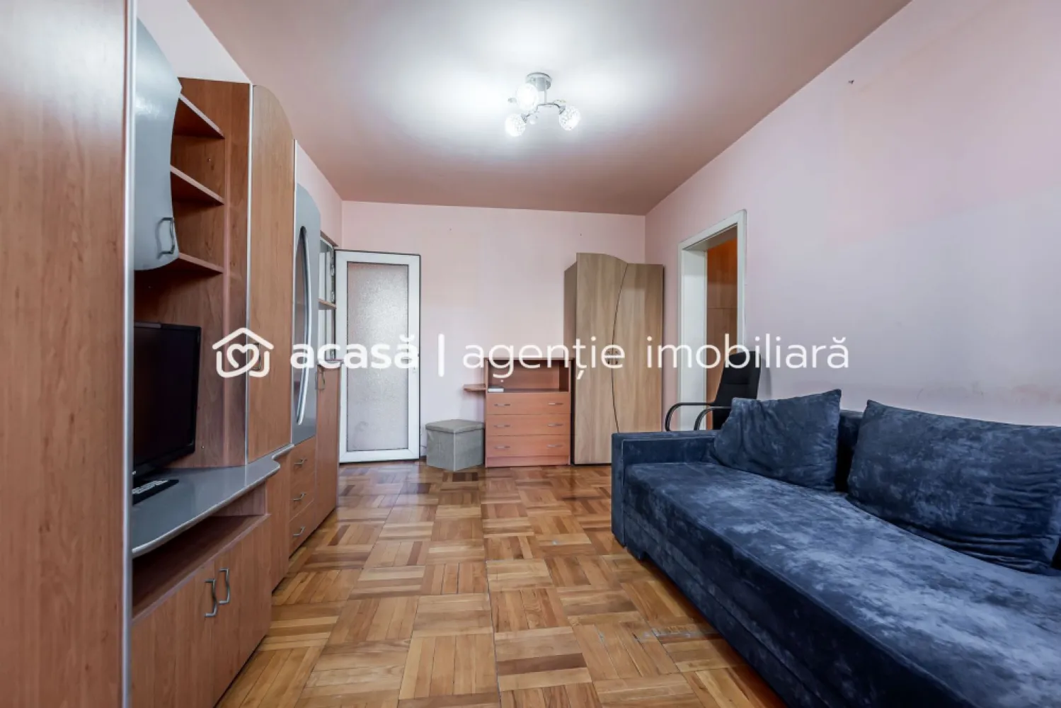 Apartament 2 camere, Etaj 1 - Zona Aurel Vlaicu - Vă propun spre vânzare un apartament cu 2 camere, semidecomandat, situat în cartierul Vlaicu din Arad, la etajul 1 al unui imobil bine întreținut – poziție ideală, ușor accesibilă și foarte căutată. 📐 Compartimentare: semidecomandat 🔥 Centrală termică proprie – confort termic și costuri reduse 🪟 Geamuri PVC ❄️ Aer condiționat – confort sporit în sezonul cald 🏢 Etaj 1 – ideal pentru orice categorie de vârstă Loc de parcare inclus Apartamentul este potrivit atât pentru locuit, cât și pentru investiție (închiriere rapidă datorită zonei foarte bune). 📍 Zonă cu acces facil la mijloace de transport, magazine, școli și alte puncte de interes. 💶 Preț: 65.000 Euro Pentru mai multe detalii sau programarea unei vizionări, vă stau cu drag la dispoziție! 📞 Contact: 0742267773 Andreea Szuchanszki Nu dispui de toată suma? Te ajutăm noi gratuit! Îți obținem oferte de la 16 bănci. Ai o proprietate de vânzare în Arad și vrei să știi cât valorează cu adevărat? }}