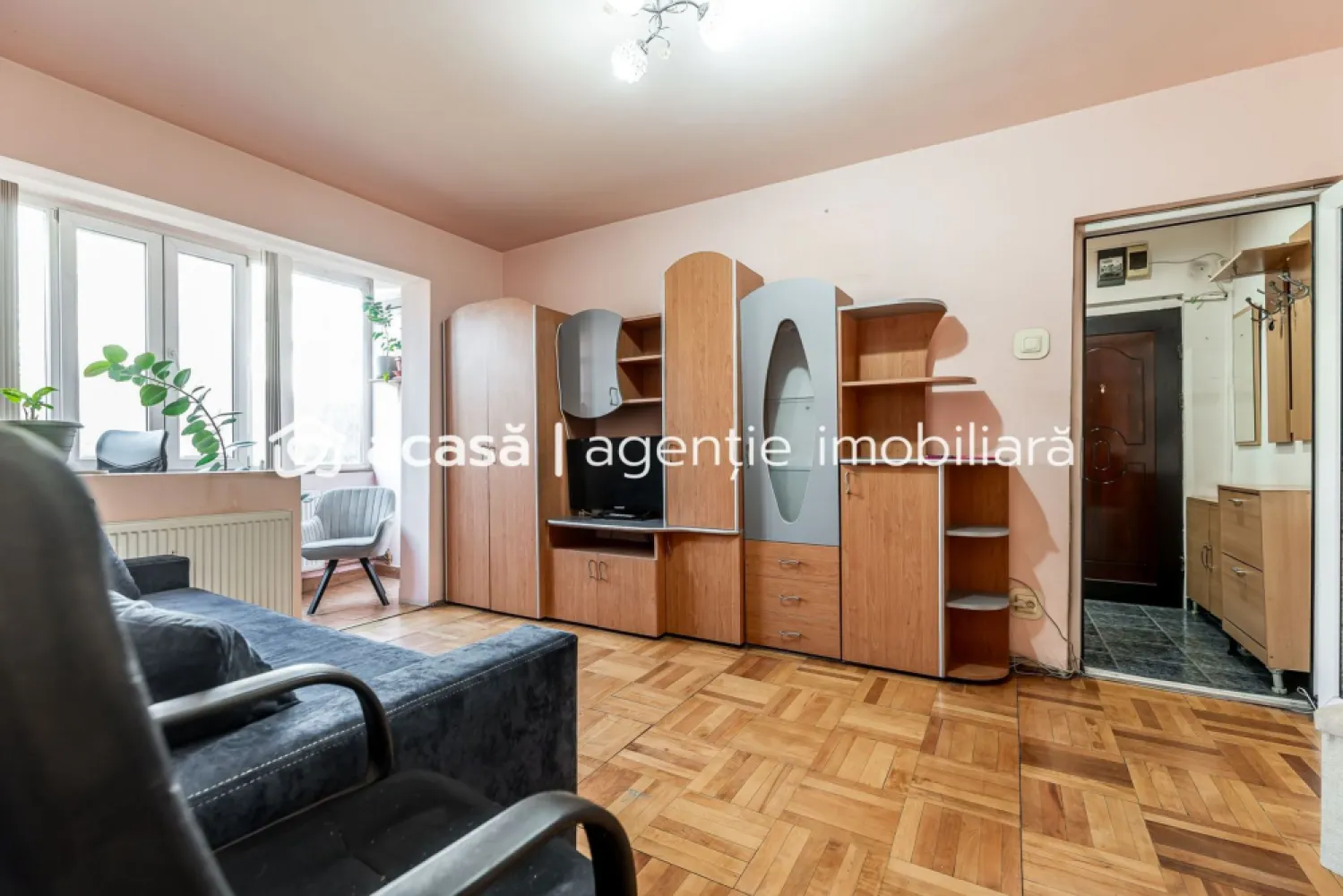 Apartament 2 camere, Etaj 1 - Zona Aurel Vlaicu - Vă propun spre vânzare un apartament cu 2 camere, semidecomandat, situat în cartierul Vlaicu din Arad, la etajul 1 al unui imobil bine întreținut – poziție ideală, ușor accesibilă și foarte căutată. 📐 Compartimentare: semidecomandat 🔥 Centrală termică proprie – confort termic și costuri reduse 🪟 Geamuri PVC ❄️ Aer condiționat – confort sporit în sezonul cald 🏢 Etaj 1 – ideal pentru orice categorie de vârstă Loc de parcare inclus Apartamentul este potrivit atât pentru locuit, cât și pentru investiție (închiriere rapidă datorită zonei foarte bune). 📍 Zonă cu acces facil la mijloace de transport, magazine, școli și alte puncte de interes. 💶 Preț: 65.000 Euro Pentru mai multe detalii sau programarea unei vizionări, vă stau cu drag la dispoziție! 📞 Contact: 0742267773 Andreea Szuchanszki Nu dispui de toată suma? Te ajutăm noi gratuit! Îți obținem oferte de la 16 bănci. Ai o proprietate de vânzare în Arad și vrei să știi cât valorează cu adevărat? }}