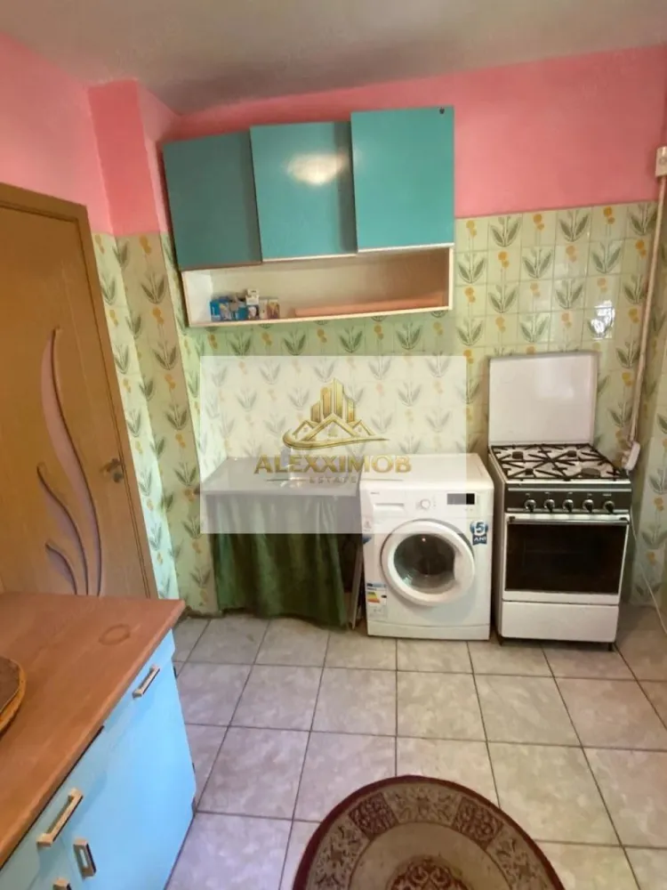 Apartament 2 Camere de Vanzare -Lujerului Metrou -50 mp - Vânzare apartament 2 camere – Lujerului, langa metrou.

Se oferă spre vânzare apartament cu 2 camere, situat în zona Lujerului, langa metrou. Apartamentul este ideal atât pentru locuit, cât și pentru investiție, având acces rapid către centre comerciale, mijloace de transport, școli și parcuri, PIATA LUJERULUI.

P/8

Locuința este compartimentată eficient, fiind compusă din:

living spațios
dormitor luminos
bucătărie
baie

Apartamentul este bine întreținut, luminos și situat într-un bloc curat, cu vecini liniștiți.

Conducta de gaz se afla la limita proprietatii (la usa)

Avantaje zonă:

metrou Lujerului 
acces rapid către Plaza România și AFI Cotroceni
magazine, farmacii, bănci și supermarketuri în apropiere
conexiuni rapide către toate zonele orașului

Pentru mai multe detalii și programări la vizionare, mă puteți contacta telefonic:

Alexximob Estate

tel. 0751454742

comision 0%