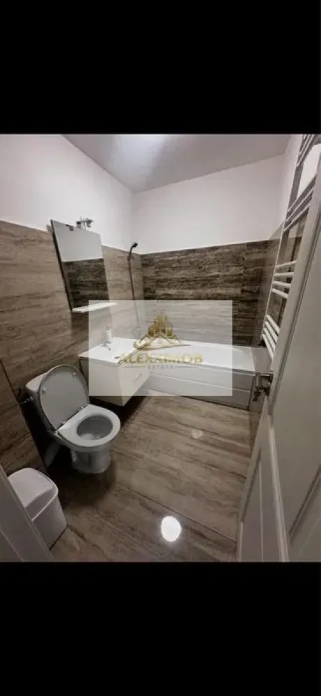 Garsoniera de Vanzare - 33 mp - Zona Drumul Fermei - Se oferă spre vânzare o garsonieră cochetă și modern amenajată, situată in zona Drumul Fermei, în Popești-Leordeni, ideală atât pentru locuit, cât și pentru investiție.

📐 Suprafață utilă: 33 mp
 - ETAJ 2/2
🛋 Complet mobilată și utilată
🚗 Loc de parcare inclus
✨ Amenajare în stil boutique, cu finisaje moderne și atmosferă elegantă

Garsoniera este compartimentată eficient, luminoasă și pregătită pentru mutare imediată. Dispune de mobilier atent ales, electrocasnice necesare și un design interior modern, care oferă confort și funcționalitate.

📍 Zonă liniștită, cu acces rapid către mijloace de transport, magazine, restaurante și puncte de interes.

Ideală pentru:

✔ Cupluri
✔ Persoane singure
✔ Investiție pentru închiriere

Pentru mai multe detalii sau programarea unei vizionări, vă rog să mă contactați.

AlexxImob ESTATE

TEL. 0751454742