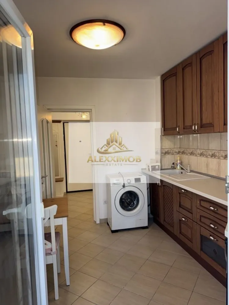 Apartament de Inchiriat - 2 Camere - Metrou Universitate - 50 mp - Apartament 2 camere de închiriat – Universitate | Metrou la câțiva pași

Se oferă spre închiriere un apartament de 2 camere situat în zona Universitate, într-o locație excelentă, foarte aproape de stația de metrou și de principalele puncte de interes din centrul Bucureștiului.

Apartamentul este situat la etajul 8 din 10 al unui imobil construit în 1980 și dispune de un balcon generos de 10 mp, ideal pentru relaxare. Locuința este luminoasă, bine compartimentată și dotată cu aer condiționat.

Detalii:• 2 camere• Etaj 8/10• Bloc construit în 1980• Aer condiționat• Balcon 10 mp• Extrem de aproape de metrou• Acces rapid către universități, restaurante, cafenele și mijloace de transport

Ideal pentru un cuplu, studenți sau persoane care își doresc să locuiască în centrul orașului, cu acces facil către toate zonele importante ale Bucureștiului.

Pentru detalii, va rpg sa ma contactati.

AlexxImob Estate - tel. 0751454742

1+1+50% din prima chirie (comision agentie)

!!! Pentru studentie - garantie dubla. :)