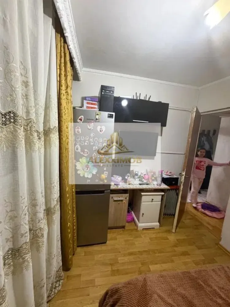 Apartament - 2 camere – bd. Constantin Brancoveanu - 32 mp - Va propun spre vanzare un apartament cu 2 camere – zonă excelentă, aproape de metrou Constantin Brâncoveanu.

 etajul 3 din 4 - zonă apreciată pentru liniște, siguranță și accesibilitate.

Avantaje:

la doar câteva minute de stația de metrou Constantin Brâncoveanu;

amplasare într-o zonă foarte bună, cu acces rapid către magazine, școli, parcuri și mijloace de transport;

etaj intermediar (3/4), ideal pentru confort și eficiență;

vecinătate liniștită și civilizată.

Apartamentul reprezintă o alegere excelentă atât pentru locuit, cât și pentru investiție.

Posibilitate loc de parcare accesat prin ADP.

Pentru mai multe detalii și programarea unei vizionări, vă stau la dispoziție la numărul de telefon: 0751454742

Alexximob Estate - comision 1000 e.