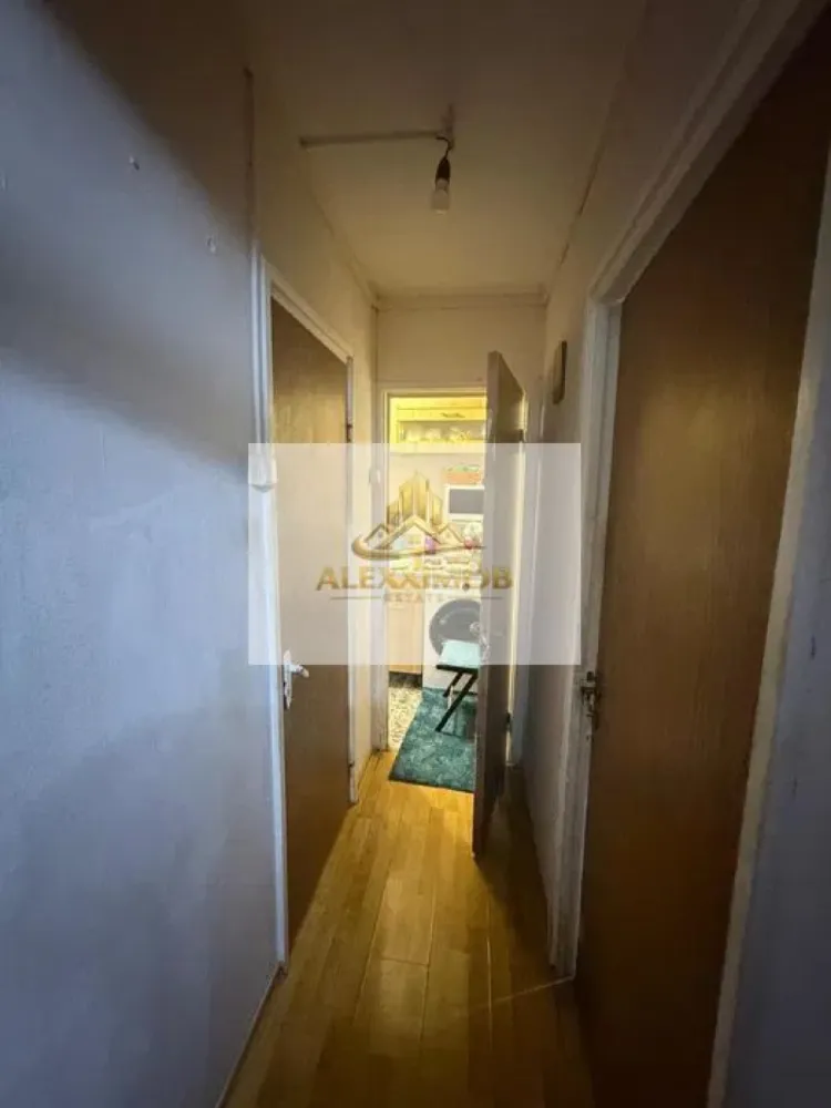 Apartament - 2 camere – bd. Constantin Brancoveanu - 32 mp - Va propun spre vanzare un apartament cu 2 camere – zonă excelentă, aproape de metrou Constantin Brâncoveanu.

 etajul 3 din 4 - zonă apreciată pentru liniște, siguranță și accesibilitate.

Avantaje:

la doar câteva minute de stația de metrou Constantin Brâncoveanu;

amplasare într-o zonă foarte bună, cu acces rapid către magazine, școli, parcuri și mijloace de transport;

etaj intermediar (3/4), ideal pentru confort și eficiență;

vecinătate liniștită și civilizată.

Apartamentul reprezintă o alegere excelentă atât pentru locuit, cât și pentru investiție.

Posibilitate loc de parcare accesat prin ADP.

Pentru mai multe detalii și programarea unei vizionări, vă stau la dispoziție la numărul de telefon: 0751454742

Alexximob Estate - comision 1000 e.