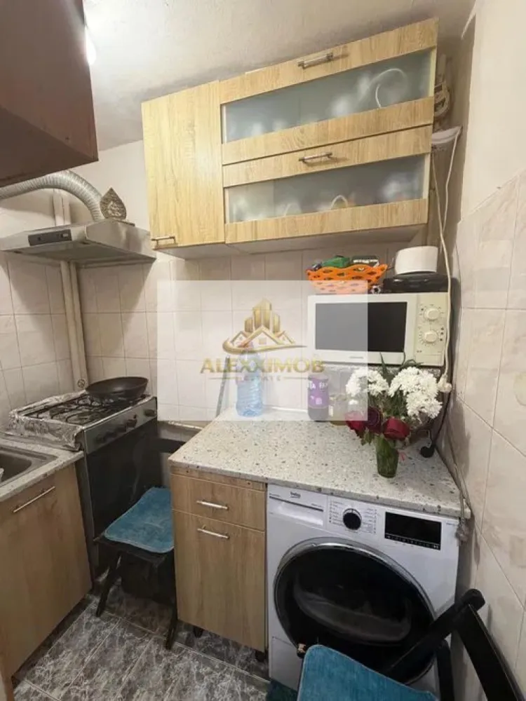 Apartament - 2 camere – bd. Constantin Brancoveanu - 32 mp - Va propun spre vanzare un apartament cu 2 camere – zonă excelentă, aproape de metrou Constantin Brâncoveanu.

 etajul 3 din 4 - zonă apreciată pentru liniște, siguranță și accesibilitate.

Avantaje:

la doar câteva minute de stația de metrou Constantin Brâncoveanu;

amplasare într-o zonă foarte bună, cu acces rapid către magazine, școli, parcuri și mijloace de transport;

etaj intermediar (3/4), ideal pentru confort și eficiență;

vecinătate liniștită și civilizată.

Apartamentul reprezintă o alegere excelentă atât pentru locuit, cât și pentru investiție.

Posibilitate loc de parcare accesat prin ADP.

Pentru mai multe detalii și programarea unei vizionări, vă stau la dispoziție la numărul de telefon: 0751454742

Alexximob Estate - comision 1000 e.