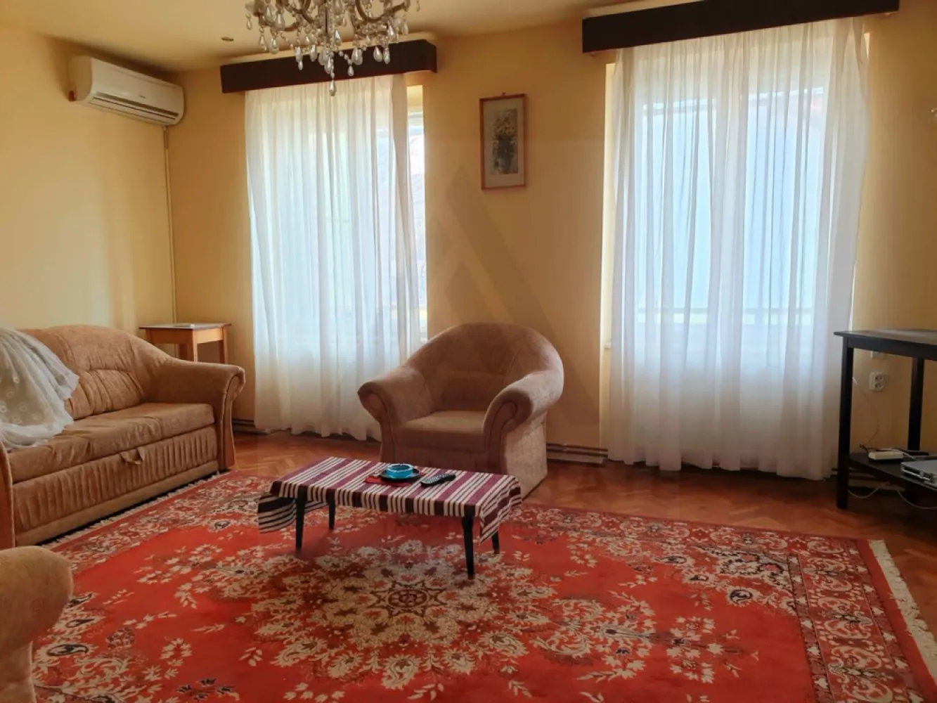 Apartament 4 camere 110 mp utili cu teren aferent si 2 bai Central - Agenția Imobiliară Azura Estate vă propune spre vânzare un apartament la casă situat în zona centrala, proximitatea Facultății de Medicină una dintre cele mai apreciate și bine conectate zone ale orașului. ✨

Proprietatea este amplasată la etajul 1 al unui imobil cu regim de înălțime S+P+1E+Pod și dispune de o suprafață utilă de aproximativ 110 mp, având o compartimentare generoasă și multiple posibilități de valorificare.

📍 Zona oferă acces rapid către centrul orașului, instituții de învățământ, magazine, restaurante, transport public și alte puncte de interes urban.

Compartimentare:
4 camere
2 băi
bucătărie
debara
terasă închisă

Caracteristici:
suprafață construită: 146 mp
cotă indiviză 1/2 din terenul aferent de 578 mp
cotă indiviză din pivniță și pod
pod cu înălțime de aproximativ 5 m
front stradal de aproximativ 30 ml
curte comună cu doar 2 familii

Un avantaj important îl reprezintă posibilitatea ieșirii din indiviziune și extinderea spațiului locativ până la aproximativ 220 mp utili prin valorificarea podului, precum și posibilitatea separării terenului și acces individual în curte.

💶 Preț solicitat: 249.900 Euro negociabil!