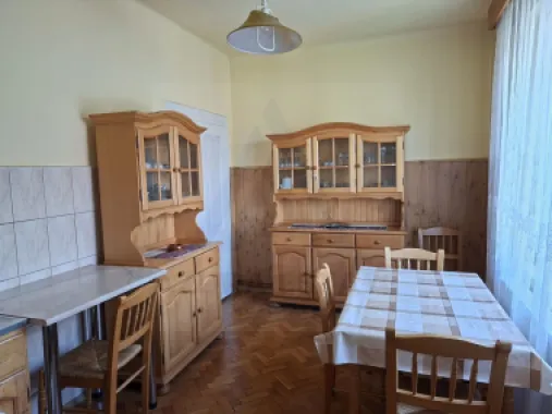 Apartament 4 camere 110 mp utili cu teren aferent si 2 bai Central