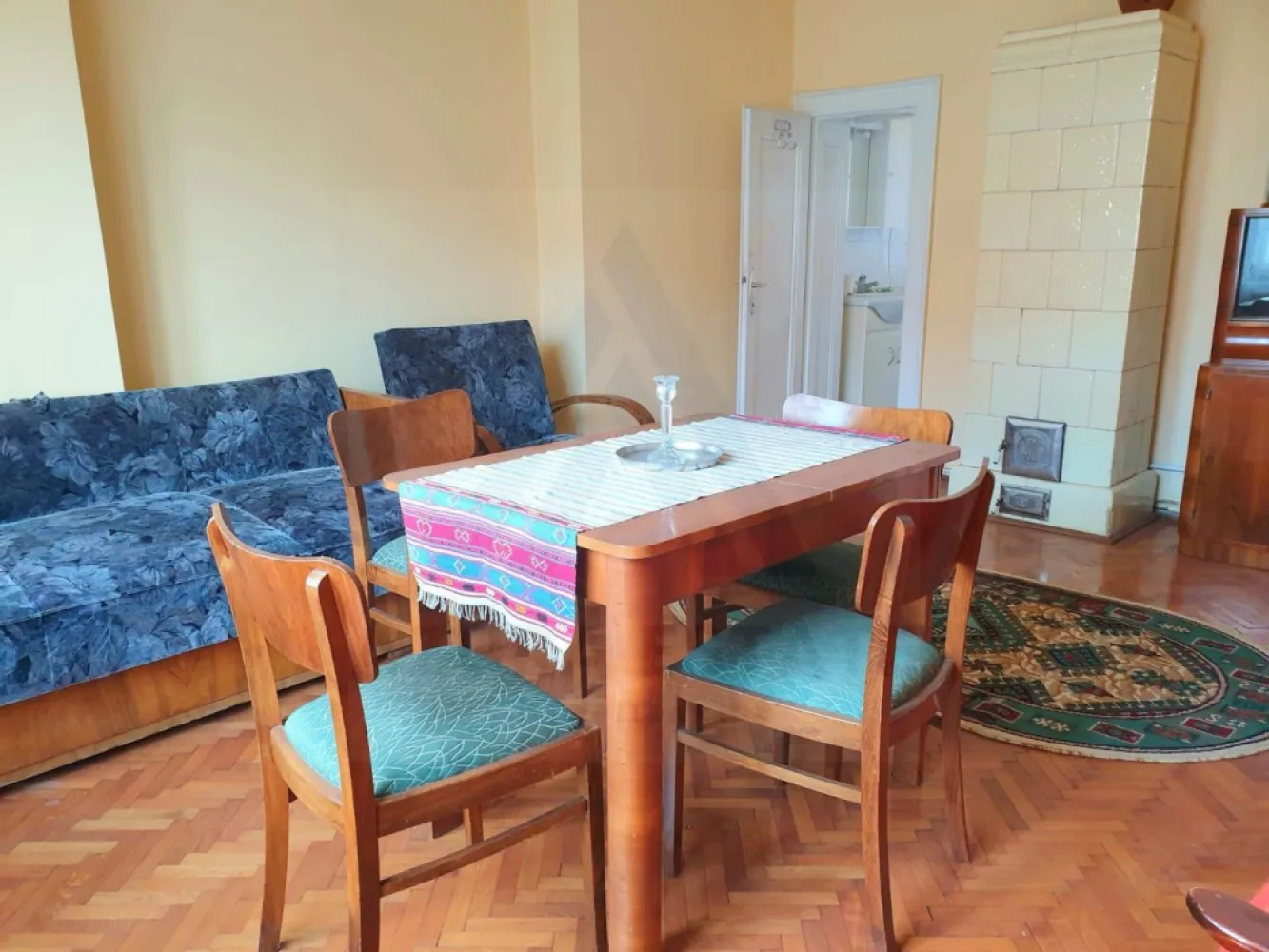 Apartament 4 camere 110 mp utili cu teren aferent si 2 bai Central - Agenția Imobiliară Azura Estate vă propune spre vânzare un apartament la casă situat în zona centrala, proximitatea Facultății de Medicină una dintre cele mai apreciate și bine conectate zone ale orașului. ✨

Proprietatea este amplasată la etajul 1 al unui imobil cu regim de înălțime S+P+1E+Pod și dispune de o suprafață utilă de aproximativ 110 mp, având o compartimentare generoasă și multiple posibilități de valorificare.

📍 Zona oferă acces rapid către centrul orașului, instituții de învățământ, magazine, restaurante, transport public și alte puncte de interes urban.

Compartimentare:
4 camere
2 băi
bucătărie
debara
terasă închisă

Caracteristici:
suprafață construită: 146 mp
cotă indiviză 1/2 din terenul aferent de 578 mp
cotă indiviză din pivniță și pod
pod cu înălțime de aproximativ 5 m
front stradal de aproximativ 30 ml
curte comună cu doar 2 familii

Un avantaj important îl reprezintă posibilitatea ieșirii din indiviziune și extinderea spațiului locativ până la aproximativ 220 mp utili prin valorificarea podului, precum și posibilitatea separării terenului și acces individual în curte.

💶 Preț solicitat: 249.900 Euro negociabil!