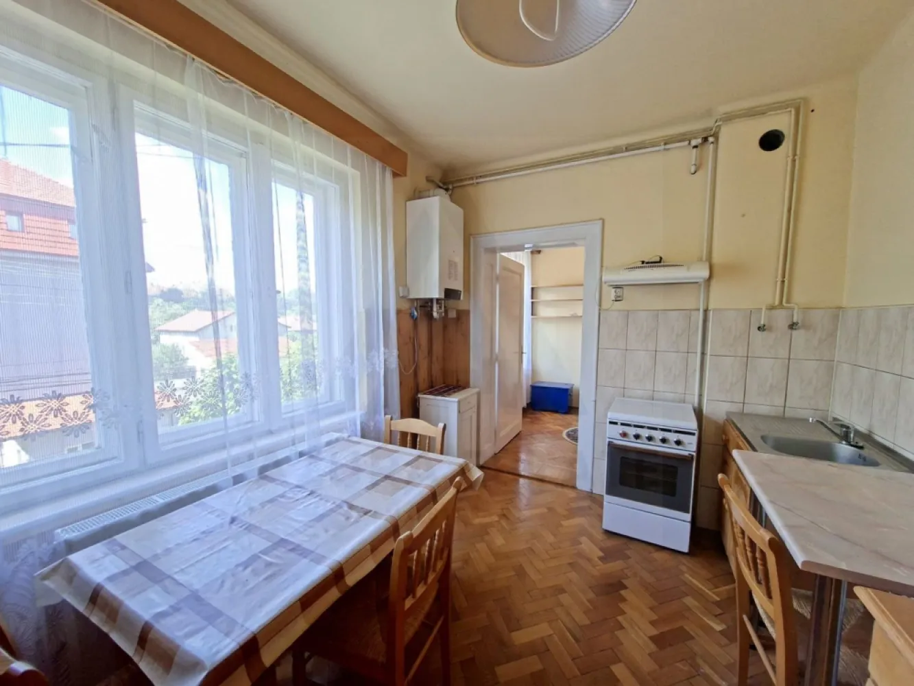 Apartament 4 camere 110 mp utili cu teren aferent si 2 bai Central