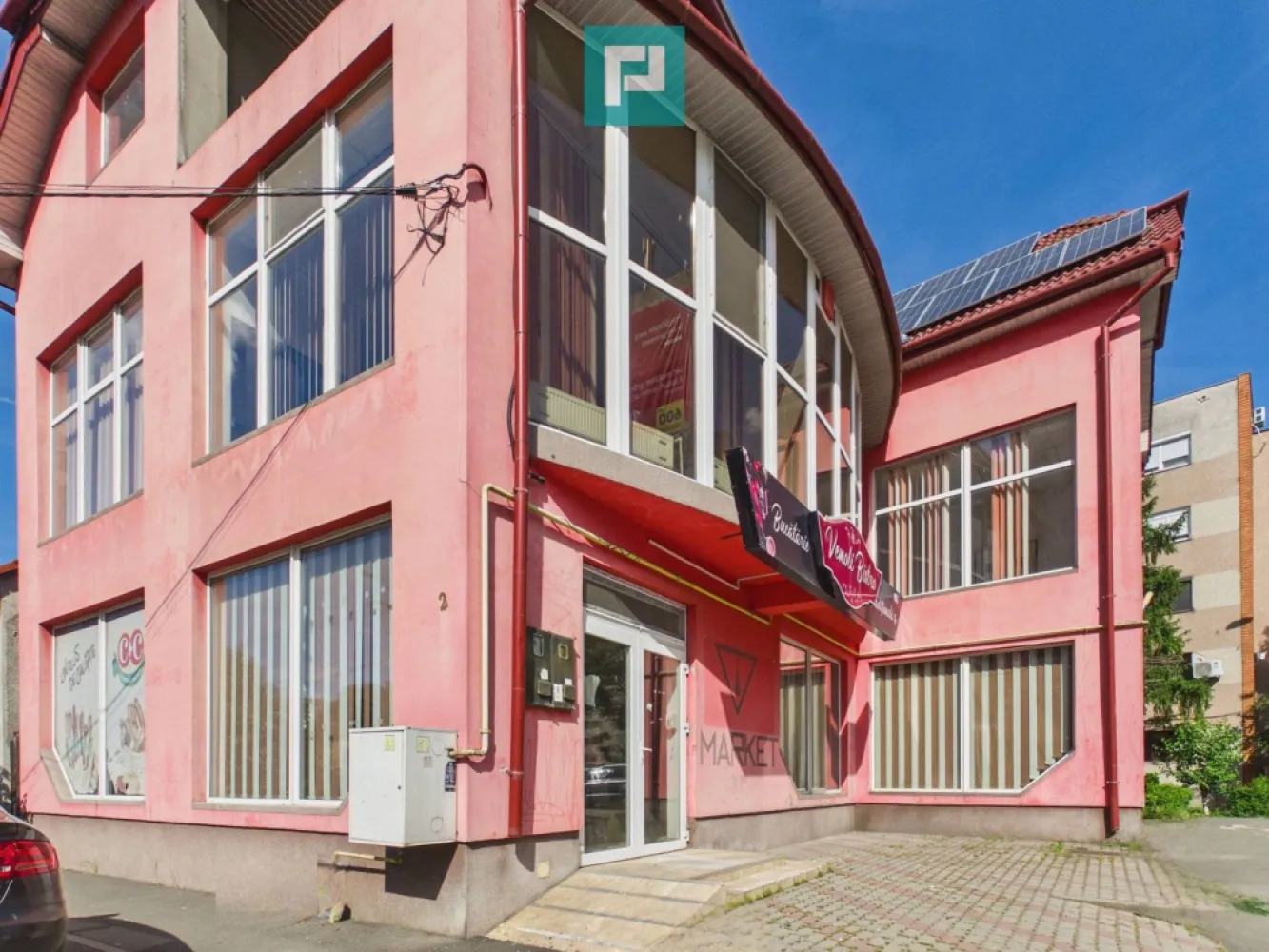 Centru comercial P+1 de închiriat, zona Vlaicu - PROPERTY LAB vă propune spre închiriere:

Centru comercial premium de închiriat – Spațiul În Care Afacerea Ta Poate Crește

Există spații comerciale și există locuri care inspiră încredere, profesionalism și dezvoltare. Acest imobil este pregătit să devină noul sediu al unei afaceri de succes, oferind suprafețe generoase, compartimentare eficientă și dotări moderne, într-o clădire reprezentativă de tip P+1, calea Aurel Vlaicu, Arad!

Suprafață utilă totală: 297,13 mp
Parter: 144,42 mp utili Etaj: 152,71 mp utili

COMPARTIMENTARE PARTER

Salon generos, cu multiple posibilități de utilizare
Birou
Depozit
Baie
Parterul beneficiază de sistem de supraveghere video la interior și oferă un spațiu ideal pentru activități comerciale, servicii, recepție clienți sau showroom.

COMPARTIMENTARE ETAJ

Salon principal amenajat
Încăpere pentru cosmetică
Depozit / vestiar
Baie dublă
Etajul este amenajat în prezent ca salon de înfrumusețare și este dotat cu:

8 posturi de coafură
Zonă pentru manichiură
Zonă pentru cosmetică
Spațiu dedicat pentru scafă
Compartimentarea poate fi reorganizată în funcție de necesitățile viitorului chiriaș și de specificul activității desfășurate.

DOTĂRI ȘI UTILITĂȚI
Două centrale termice pe gaz, separate pentru parter și etaj
2 aparate de aer condiționat la parter
2 aparate de aer condiționat la etaj
Energie electrică trifazată
Panouri fotovoltaice
Apă de la rețea
Gaz
Canalizare
Uși și geamuri termopan
Interior proaspăt zugrăvit în lavabilă culoare albă

Spațiul este pregătit pentru utilizare imediată, fără investiții suplimentare majore, oferind un mediu modern și eficient pentru dezvoltarea unei afaceri.

DESTINAȚII POSIBILE 
Datorită configurației și suprafeței generoase, proprietatea se pretează pentru:

Clinică medicală
Policlinică
Farmacie
Salon de înfrumusețare
Centru de recuperare
Sală de fitness
Birouri
Magazin de prezentare
Centru educațional
Alte activități comerciale și de servicii

Dacă ești în căutarea unui spațiu care să transmită profesionalism și să ofere condițiile necesare pentru dezvoltarea unui business pe termen lung, această proprietate reprezintă o oportunitate rară.

Aici nu închiriezi doar metri pătrați. Închiriezi locul în care ideile tale pot prinde contur, iar afacerea ta poate evolua la următorul nivel.

Pentru mai multe informații sau pentru a programa o vizionare, nu ezitați să mă contactați!

Claudiu Coșeri - Consultant Imobiliar Propertylab
Telefon: 0741 406 291

CP3107006