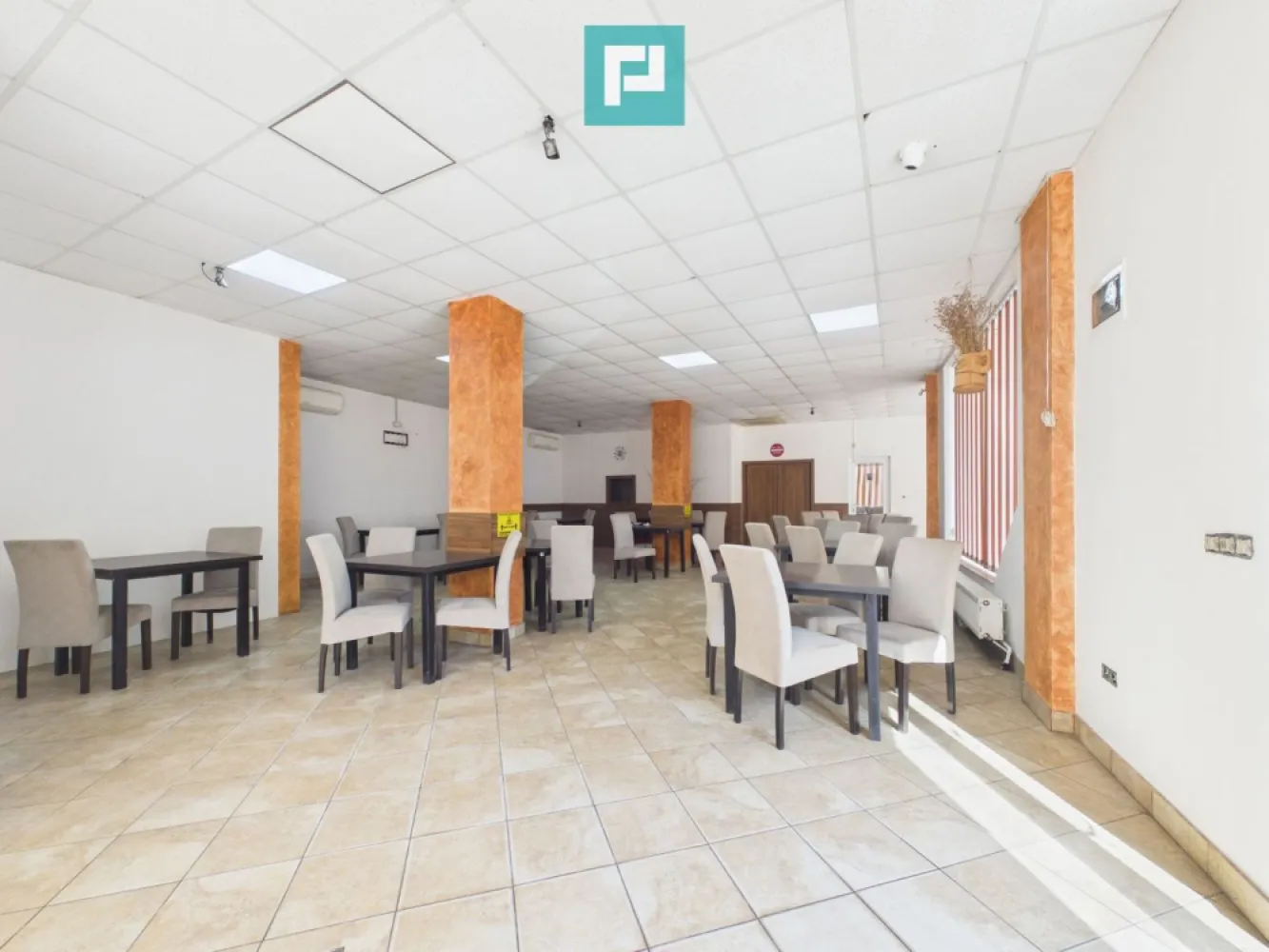 Centru comercial P+1 de închiriat, zona Vlaicu - PROPERTY LAB vă propune spre închiriere:

Centru comercial premium de închiriat – Spațiul În Care Afacerea Ta Poate Crește

Există spații comerciale și există locuri care inspiră încredere, profesionalism și dezvoltare. Acest imobil este pregătit să devină noul sediu al unei afaceri de succes, oferind suprafețe generoase, compartimentare eficientă și dotări moderne, într-o clădire reprezentativă de tip P+1, calea Aurel Vlaicu, Arad!

Suprafață utilă totală: 297,13 mp
Parter: 144,42 mp utili Etaj: 152,71 mp utili

COMPARTIMENTARE PARTER

Salon generos, cu multiple posibilități de utilizare
Birou
Depozit
Baie
Parterul beneficiază de sistem de supraveghere video la interior și oferă un spațiu ideal pentru activități comerciale, servicii, recepție clienți sau showroom.

COMPARTIMENTARE ETAJ

Salon principal amenajat
Încăpere pentru cosmetică
Depozit / vestiar
Baie dublă
Etajul este amenajat în prezent ca salon de înfrumusețare și este dotat cu:

8 posturi de coafură
Zonă pentru manichiură
Zonă pentru cosmetică
Spațiu dedicat pentru scafă
Compartimentarea poate fi reorganizată în funcție de necesitățile viitorului chiriaș și de specificul activității desfășurate.

DOTĂRI ȘI UTILITĂȚI
Două centrale termice pe gaz, separate pentru parter și etaj
2 aparate de aer condiționat la parter
2 aparate de aer condiționat la etaj
Energie electrică trifazată
Panouri fotovoltaice
Apă de la rețea
Gaz
Canalizare
Uși și geamuri termopan
Interior proaspăt zugrăvit în lavabilă culoare albă

Spațiul este pregătit pentru utilizare imediată, fără investiții suplimentare majore, oferind un mediu modern și eficient pentru dezvoltarea unei afaceri.

DESTINAȚII POSIBILE 
Datorită configurației și suprafeței generoase, proprietatea se pretează pentru:

Clinică medicală
Policlinică
Farmacie
Salon de înfrumusețare
Centru de recuperare
Sală de fitness
Birouri
Magazin de prezentare
Centru educațional
Alte activități comerciale și de servicii

Dacă ești în căutarea unui spațiu care să transmită profesionalism și să ofere condițiile necesare pentru dezvoltarea unui business pe termen lung, această proprietate reprezintă o oportunitate rară.

Aici nu închiriezi doar metri pătrați. Închiriezi locul în care ideile tale pot prinde contur, iar afacerea ta poate evolua la următorul nivel.

Pentru mai multe informații sau pentru a programa o vizionare, nu ezitați să mă contactați!

Claudiu Coșeri - Consultant Imobiliar Propertylab
Telefon: 0741 406 291

CP3107006