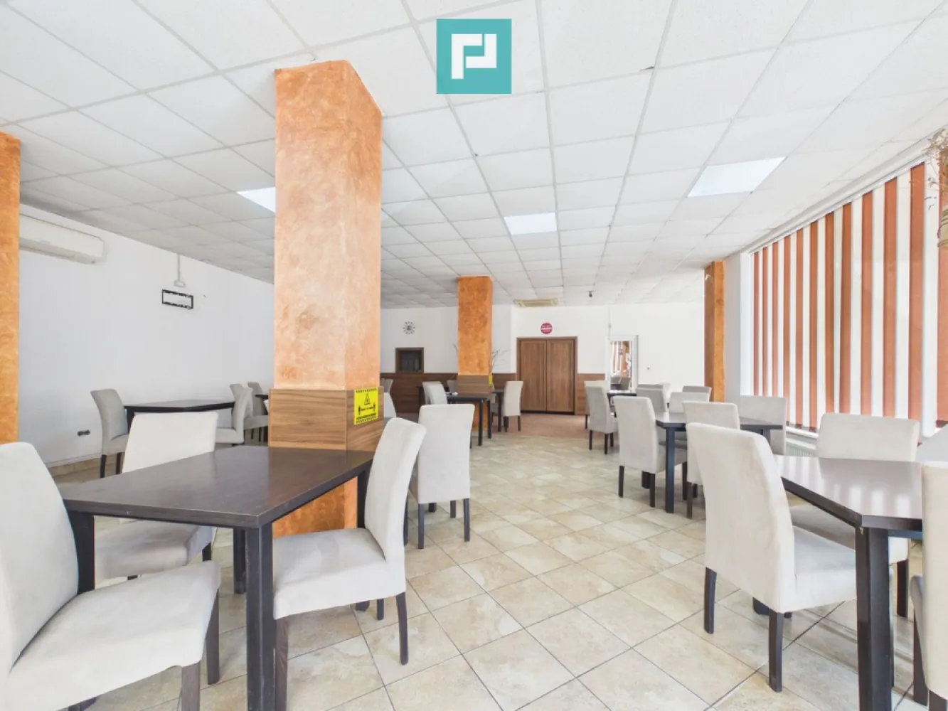 Centru comercial P+1 de închiriat, zona Vlaicu - PROPERTY LAB vă propune spre închiriere:

Centru comercial premium de închiriat – Spațiul În Care Afacerea Ta Poate Crește

Există spații comerciale și există locuri care inspiră încredere, profesionalism și dezvoltare. Acest imobil este pregătit să devină noul sediu al unei afaceri de succes, oferind suprafețe generoase, compartimentare eficientă și dotări moderne, într-o clădire reprezentativă de tip P+1, calea Aurel Vlaicu, Arad!

Suprafață utilă totală: 297,13 mp
Parter: 144,42 mp utili Etaj: 152,71 mp utili

COMPARTIMENTARE PARTER

Salon generos, cu multiple posibilități de utilizare
Birou
Depozit
Baie
Parterul beneficiază de sistem de supraveghere video la interior și oferă un spațiu ideal pentru activități comerciale, servicii, recepție clienți sau showroom.

COMPARTIMENTARE ETAJ

Salon principal amenajat
Încăpere pentru cosmetică
Depozit / vestiar
Baie dublă
Etajul este amenajat în prezent ca salon de înfrumusețare și este dotat cu:

8 posturi de coafură
Zonă pentru manichiură
Zonă pentru cosmetică
Spațiu dedicat pentru scafă
Compartimentarea poate fi reorganizată în funcție de necesitățile viitorului chiriaș și de specificul activității desfășurate.

DOTĂRI ȘI UTILITĂȚI
Două centrale termice pe gaz, separate pentru parter și etaj
2 aparate de aer condiționat la parter
2 aparate de aer condiționat la etaj
Energie electrică trifazată
Panouri fotovoltaice
Apă de la rețea
Gaz
Canalizare
Uși și geamuri termopan
Interior proaspăt zugrăvit în lavabilă culoare albă

Spațiul este pregătit pentru utilizare imediată, fără investiții suplimentare majore, oferind un mediu modern și eficient pentru dezvoltarea unei afaceri.

DESTINAȚII POSIBILE 
Datorită configurației și suprafeței generoase, proprietatea se pretează pentru:

Clinică medicală
Policlinică
Farmacie
Salon de înfrumusețare
Centru de recuperare
Sală de fitness
Birouri
Magazin de prezentare
Centru educațional
Alte activități comerciale și de servicii

Dacă ești în căutarea unui spațiu care să transmită profesionalism și să ofere condițiile necesare pentru dezvoltarea unui business pe termen lung, această proprietate reprezintă o oportunitate rară.

Aici nu închiriezi doar metri pătrați. Închiriezi locul în care ideile tale pot prinde contur, iar afacerea ta poate evolua la următorul nivel.

Pentru mai multe informații sau pentru a programa o vizionare, nu ezitați să mă contactați!

Claudiu Coșeri - Consultant Imobiliar Propertylab
Telefon: 0741 406 291

CP3107006