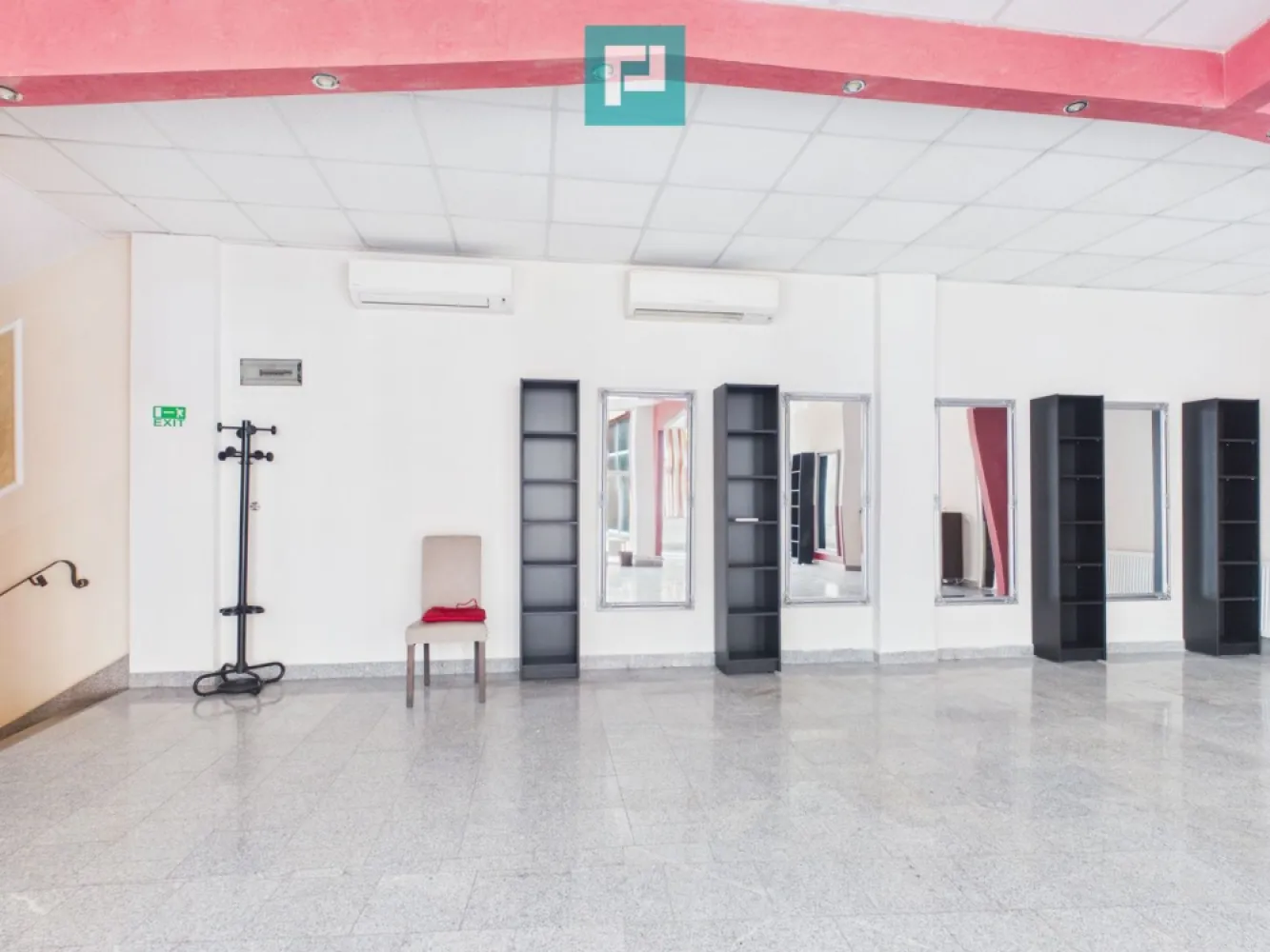 Spațiu comercial de închiriat, zona Vlaicu - PROPERTY LAB vă propune spre închiriere:

Spațiu de Închiriat – ETAJ COMPLET AMENAJAT PENTRU SALON DE ÎNFRUMUSEȚARE

Oportunitate excelentă pentru profesioniștii din domeniul beauty care își doresc să își dezvolte activitatea într-un spațiu modern, funcțional și pregătit pentru utilizare imediată.

Situat la etajul unei clădiri comerciale P+1, spațiul dispune de o suprafață utilă de 152,71 mp și este amenajat în prezent ca salon de înfrumusețare, oferind toate condițiile necesare pentru desfășurarea activităților specifice.

Amenajări și dotări existente:

- 8 posturi de coafură
- Zonă dedicată pentru manichiură
- Spațiu pentru servicii de cosmetică
- Zonă pentru scafă
- Compartimentare practică și eficientă

Compartimentare:

- Salon principal generos
- Încăpere destinată serviciilor de cosmetică
- Depozit / vestiar
- Baie dublă

Spațiul este luminos, bine întreținut și proaspăt zugrăvit, fiind pregătit pentru continuarea activității fără investiții majore suplimentare.

Dotări și utilități:

- Centrală termică proprie pe gaz
- Două aparate de aer condiționat
- Energie electrică trifazată
- Panouri fotovoltaice
- Apă de la rețea
- Gaz natural
- Canalizare
- Uși și geamuri termopan

Configurația actuală permite funcționarea imediată a unui salon de înfrumusețare complex, care poate integra servicii de coafură, frizerie, cosmetică, manichiură, pedichiură, make-up și alte activități din domeniul beauty.

De asemenea, spațiul poate fi reorganizat și adaptat în funcție de necesitățile viitorului chiriaș.

Un spațiu creat pentru profesioniști, unde confortul clienților, eficiența activității și imaginea afacerii se îmbină într-un mediu modern și primitor.

Sper că această propunere îndeplinește așteptările dumneavoastră.

Pentru mai multe informații sau pentru a programa o vizionare, nu ezitați să mă contactați!

Claudiu Coșeri - Consultant Imobiliar Propertylab
Telefon: 0741 406 291

CP3107000