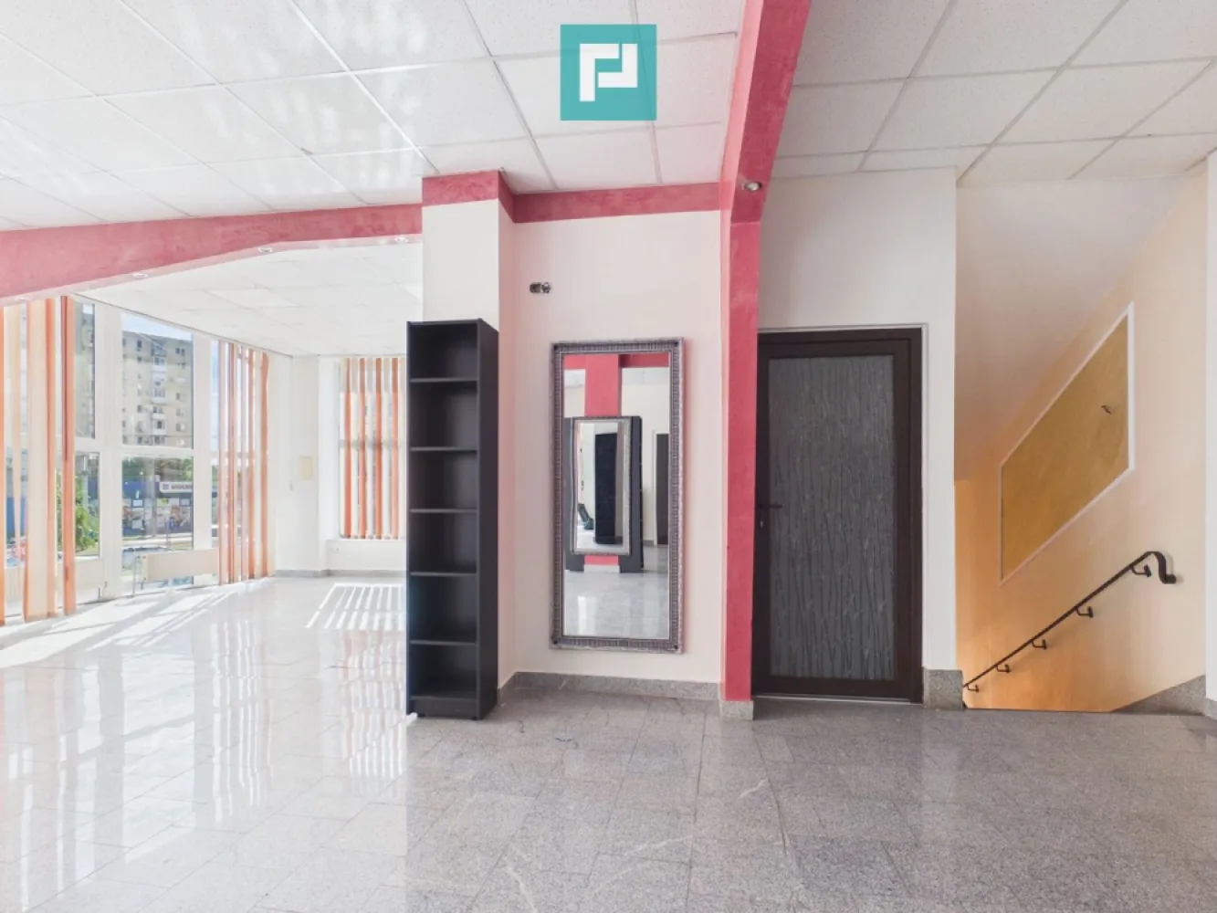 Spațiu comercial de închiriat, zona Vlaicu - PROPERTY LAB vă propune spre închiriere:

Spațiu de Închiriat – ETAJ COMPLET AMENAJAT PENTRU SALON DE ÎNFRUMUSEȚARE

Oportunitate excelentă pentru profesioniștii din domeniul beauty care își doresc să își dezvolte activitatea într-un spațiu modern, funcțional și pregătit pentru utilizare imediată.

Situat la etajul unei clădiri comerciale P+1, spațiul dispune de o suprafață utilă de 152,71 mp și este amenajat în prezent ca salon de înfrumusețare, oferind toate condițiile necesare pentru desfășurarea activităților specifice.

Amenajări și dotări existente:

- 8 posturi de coafură
- Zonă dedicată pentru manichiură
- Spațiu pentru servicii de cosmetică
- Zonă pentru scafă
- Compartimentare practică și eficientă

Compartimentare:

- Salon principal generos
- Încăpere destinată serviciilor de cosmetică
- Depozit / vestiar
- Baie dublă

Spațiul este luminos, bine întreținut și proaspăt zugrăvit, fiind pregătit pentru continuarea activității fără investiții majore suplimentare.

Dotări și utilități:

- Centrală termică proprie pe gaz
- Două aparate de aer condiționat
- Energie electrică trifazată
- Panouri fotovoltaice
- Apă de la rețea
- Gaz natural
- Canalizare
- Uși și geamuri termopan

Configurația actuală permite funcționarea imediată a unui salon de înfrumusețare complex, care poate integra servicii de coafură, frizerie, cosmetică, manichiură, pedichiură, make-up și alte activități din domeniul beauty.

De asemenea, spațiul poate fi reorganizat și adaptat în funcție de necesitățile viitorului chiriaș.

Un spațiu creat pentru profesioniști, unde confortul clienților, eficiența activității și imaginea afacerii se îmbină într-un mediu modern și primitor.

Sper că această propunere îndeplinește așteptările dumneavoastră.

Pentru mai multe informații sau pentru a programa o vizionare, nu ezitați să mă contactați!

Claudiu Coșeri - Consultant Imobiliar Propertylab
Telefon: 0741 406 291

CP3107000