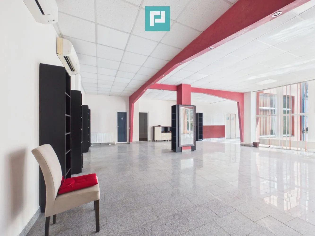Spațiu comercial de închiriat, zona Vlaicu - PROPERTY LAB vă propune spre închiriere:

Spațiu de Închiriat – ETAJ COMPLET AMENAJAT PENTRU SALON DE ÎNFRUMUSEȚARE

Oportunitate excelentă pentru profesioniștii din domeniul beauty care își doresc să își dezvolte activitatea într-un spațiu modern, funcțional și pregătit pentru utilizare imediată.

Situat la etajul unei clădiri comerciale P+1, spațiul dispune de o suprafață utilă de 152,71 mp și este amenajat în prezent ca salon de înfrumusețare, oferind toate condițiile necesare pentru desfășurarea activităților specifice.

Amenajări și dotări existente:

- 8 posturi de coafură
- Zonă dedicată pentru manichiură
- Spațiu pentru servicii de cosmetică
- Zonă pentru scafă
- Compartimentare practică și eficientă

Compartimentare:

- Salon principal generos
- Încăpere destinată serviciilor de cosmetică
- Depozit / vestiar
- Baie dublă

Spațiul este luminos, bine întreținut și proaspăt zugrăvit, fiind pregătit pentru continuarea activității fără investiții majore suplimentare.

Dotări și utilități:

- Centrală termică proprie pe gaz
- Două aparate de aer condiționat
- Energie electrică trifazată
- Panouri fotovoltaice
- Apă de la rețea
- Gaz natural
- Canalizare
- Uși și geamuri termopan

Configurația actuală permite funcționarea imediată a unui salon de înfrumusețare complex, care poate integra servicii de coafură, frizerie, cosmetică, manichiură, pedichiură, make-up și alte activități din domeniul beauty.

De asemenea, spațiul poate fi reorganizat și adaptat în funcție de necesitățile viitorului chiriaș.

Un spațiu creat pentru profesioniști, unde confortul clienților, eficiența activității și imaginea afacerii se îmbină într-un mediu modern și primitor.

Sper că această propunere îndeplinește așteptările dumneavoastră.

Pentru mai multe informații sau pentru a programa o vizionare, nu ezitați să mă contactați!

Claudiu Coșeri - Consultant Imobiliar Propertylab
Telefon: 0741 406 291

CP3107000